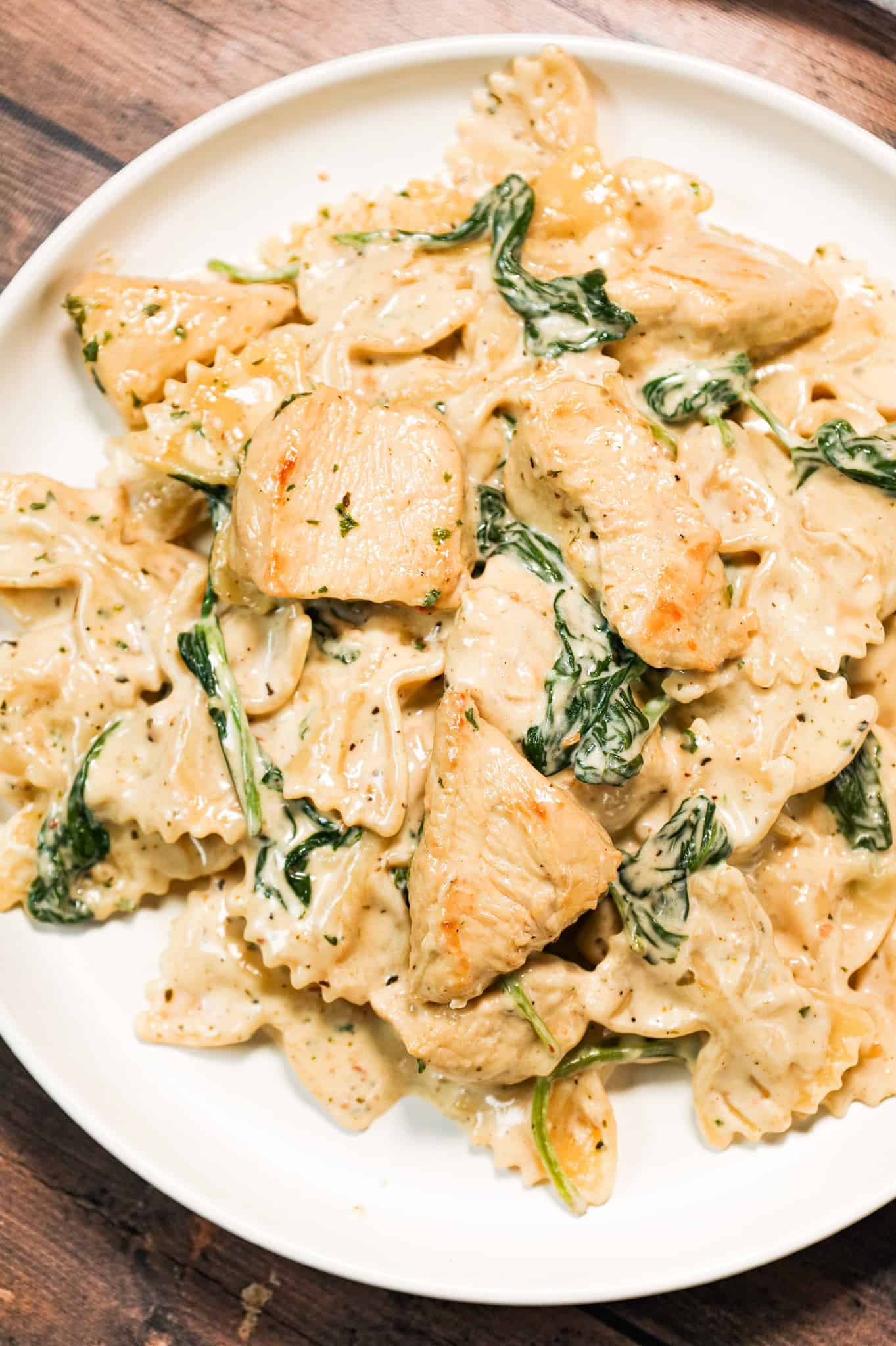 Chicken Spinach Alfredo is a creamy garlic parmesan pasta loaded with spinach and chicken breast chunks.