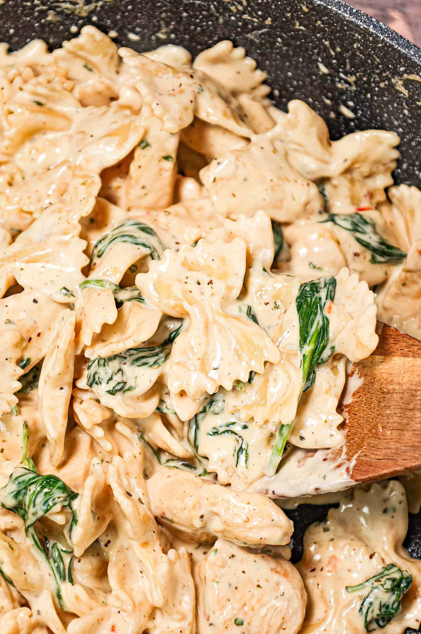 Chicken Spinach Alfredo is a creamy garlic parmesan pasta loaded with spinach and chicken breast chunks.