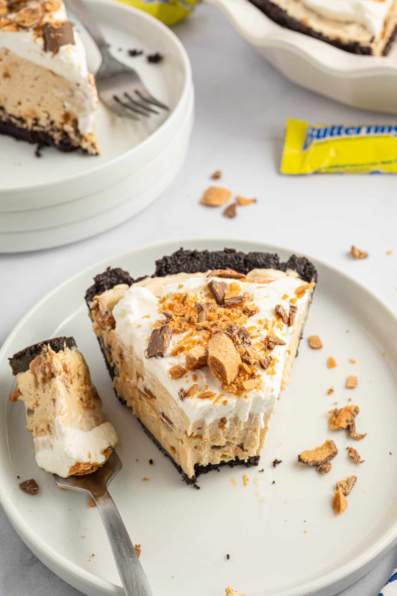 Butterfinger Pie is an easy no bake dessert recipe with an Oreo crust and a creamy peanut butter filling loaded with crumbled Butterfinger candy bars.