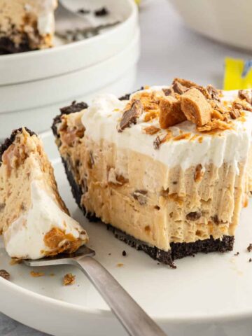 Butterfinger Pie is an easy no bake dessert recipe with an Oreo crust and a creamy peanut butter filling loaded with crumbled Butterfinger candy bars.