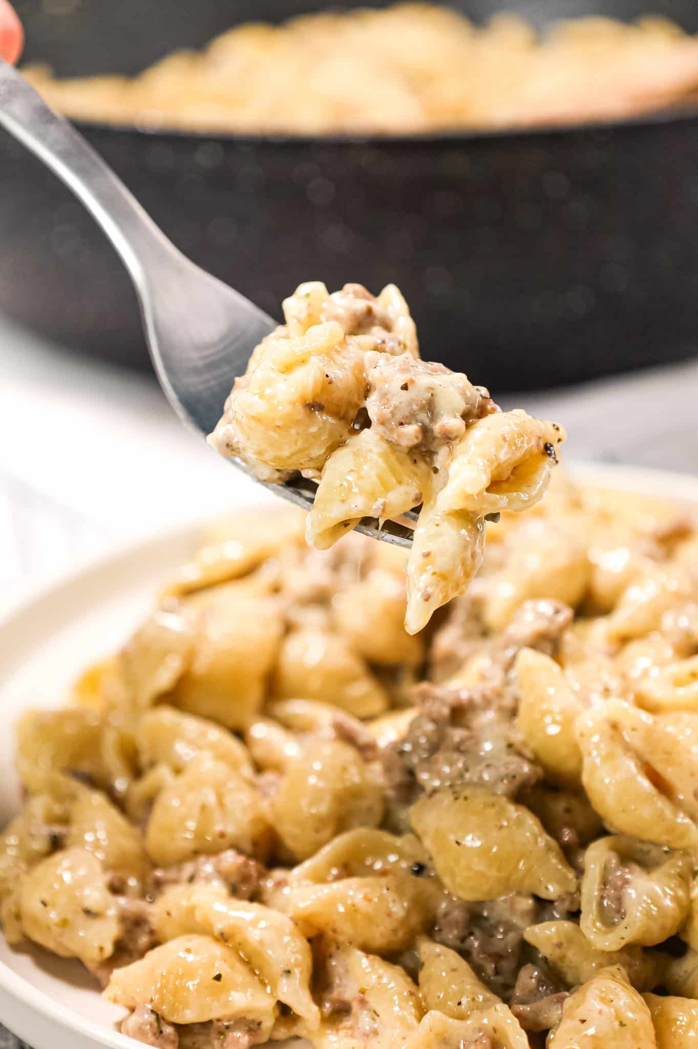 Ground Beef Alfredo is a creamy pasta recipe loaded with hamburger meat, garlic puree, Italian seasoning and parmesan cheese.