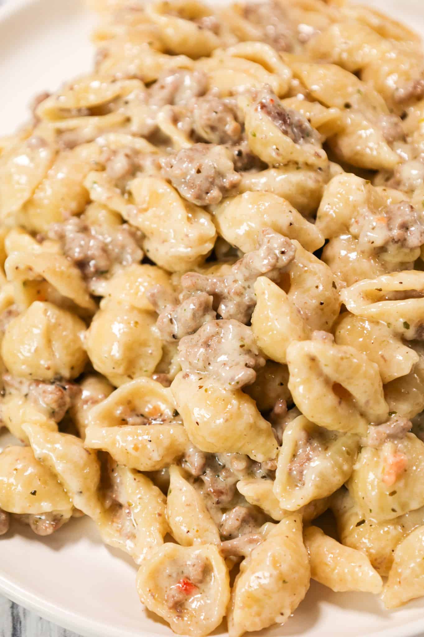 Ground Beef Alfredo is a creamy pasta recipe loaded with hamburger meat, garlic puree, Italian seasoning and parmesan cheese.