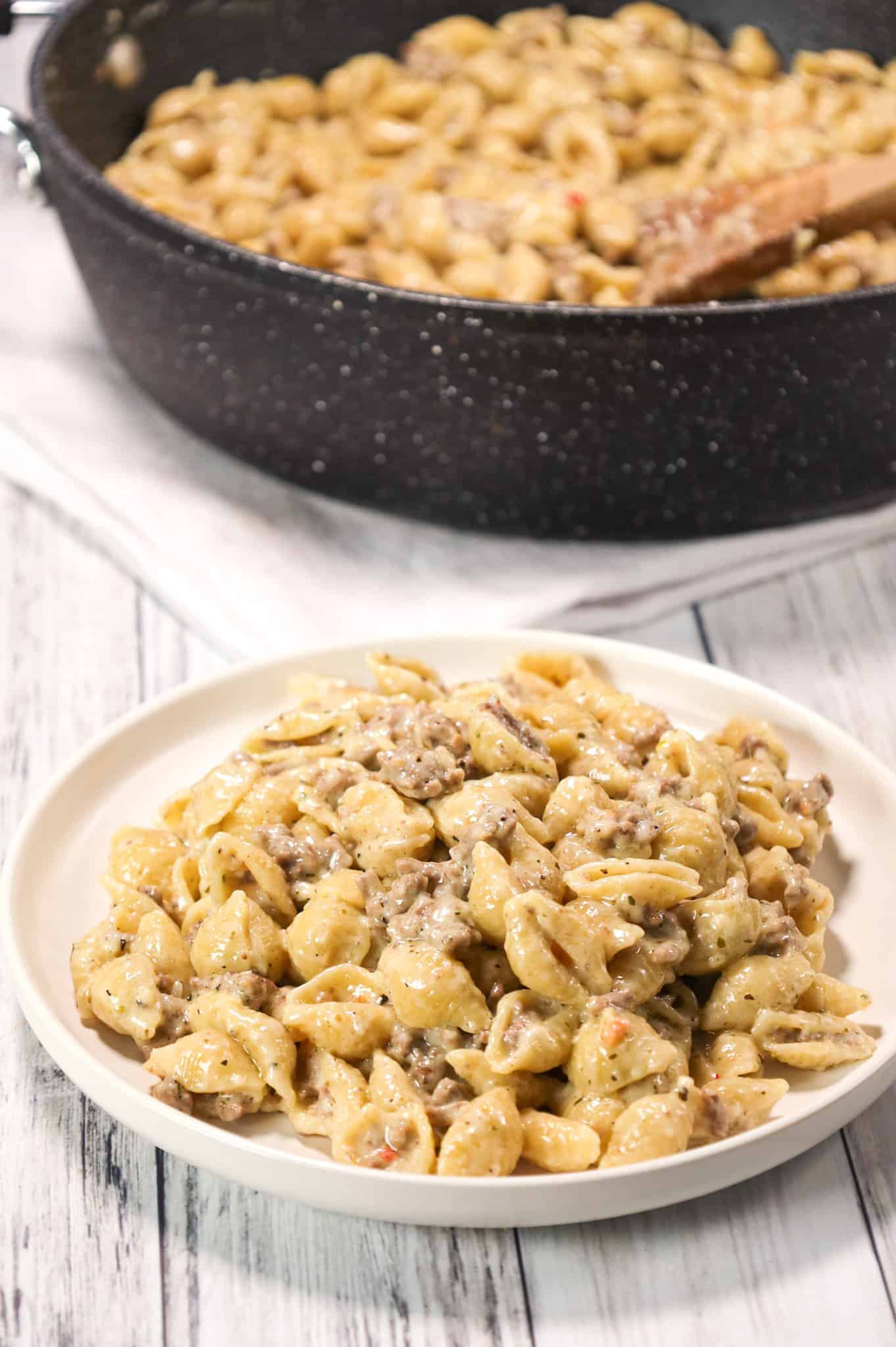 Ground Beef Alfredo is a creamy pasta recipe loaded with hamburger meat, garlic puree, Italian seasoning and parmesan cheese.