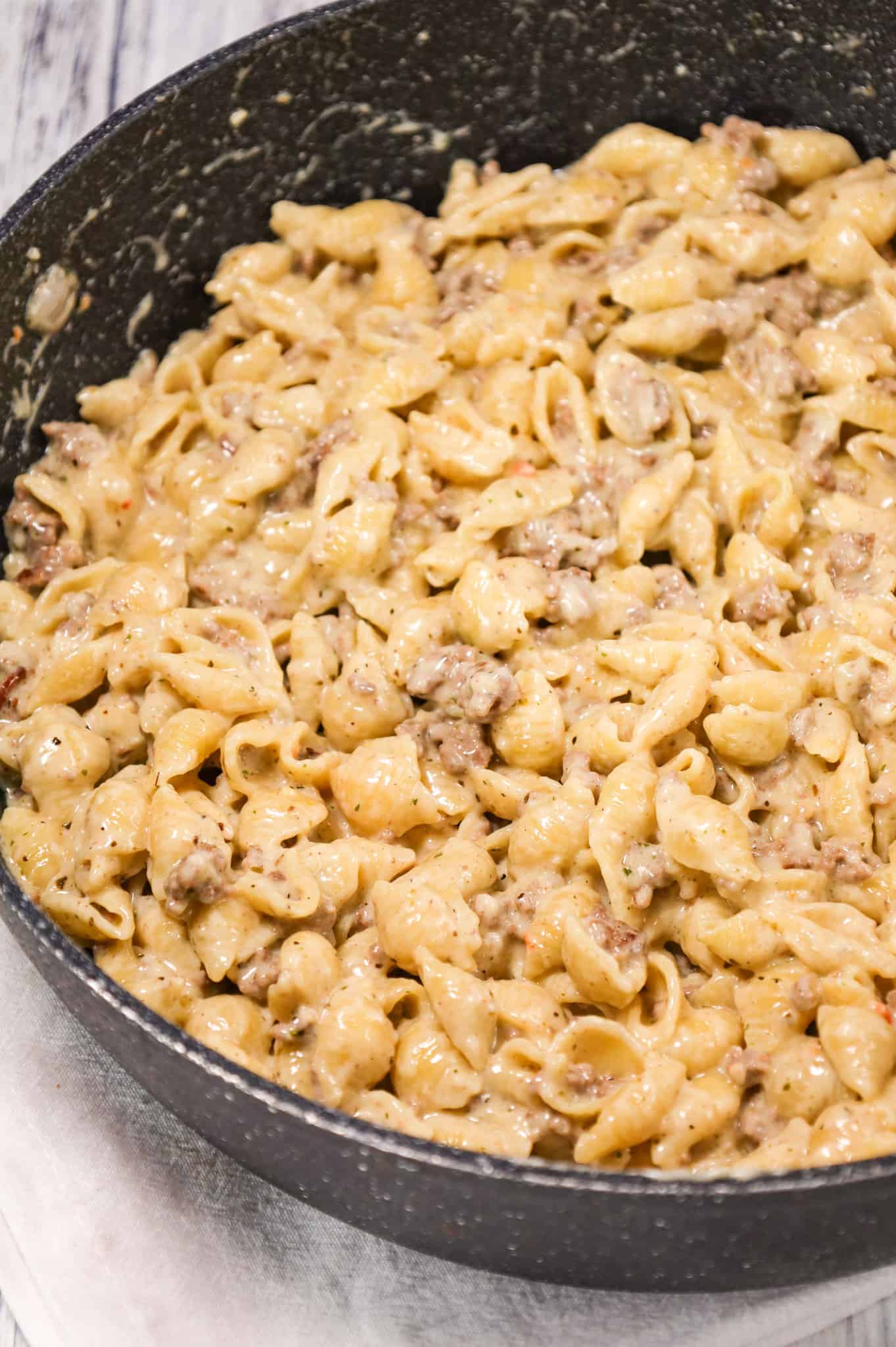 Ground Beef Alfredo is a creamy pasta recipe loaded with hamburger meat, garlic puree, Italian seasoning and parmesan cheese.