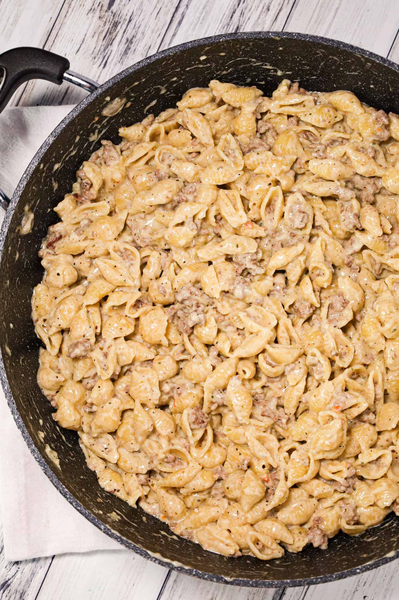 Ground Beef Alfredo is a creamy pasta recipe loaded with hamburger meat, garlic puree, Italian seasoning and parmesan cheese.