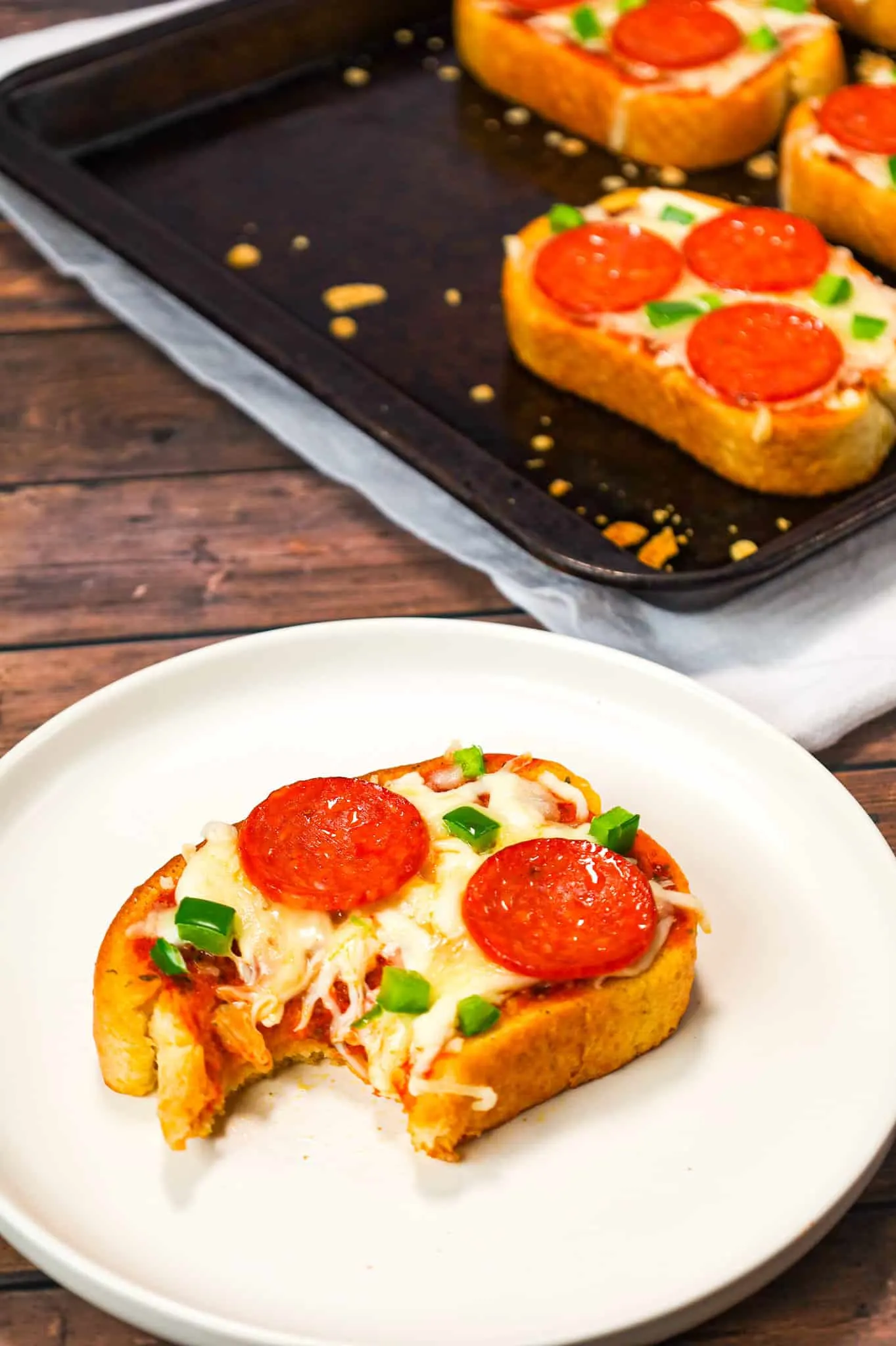 Texas Toast Pizza is an easy weeknight dinner recipe using frozen Texas toast garlic bread and topped with pizza sauce, shredded mozzarella cheese, pepperoni slices and green peppers.