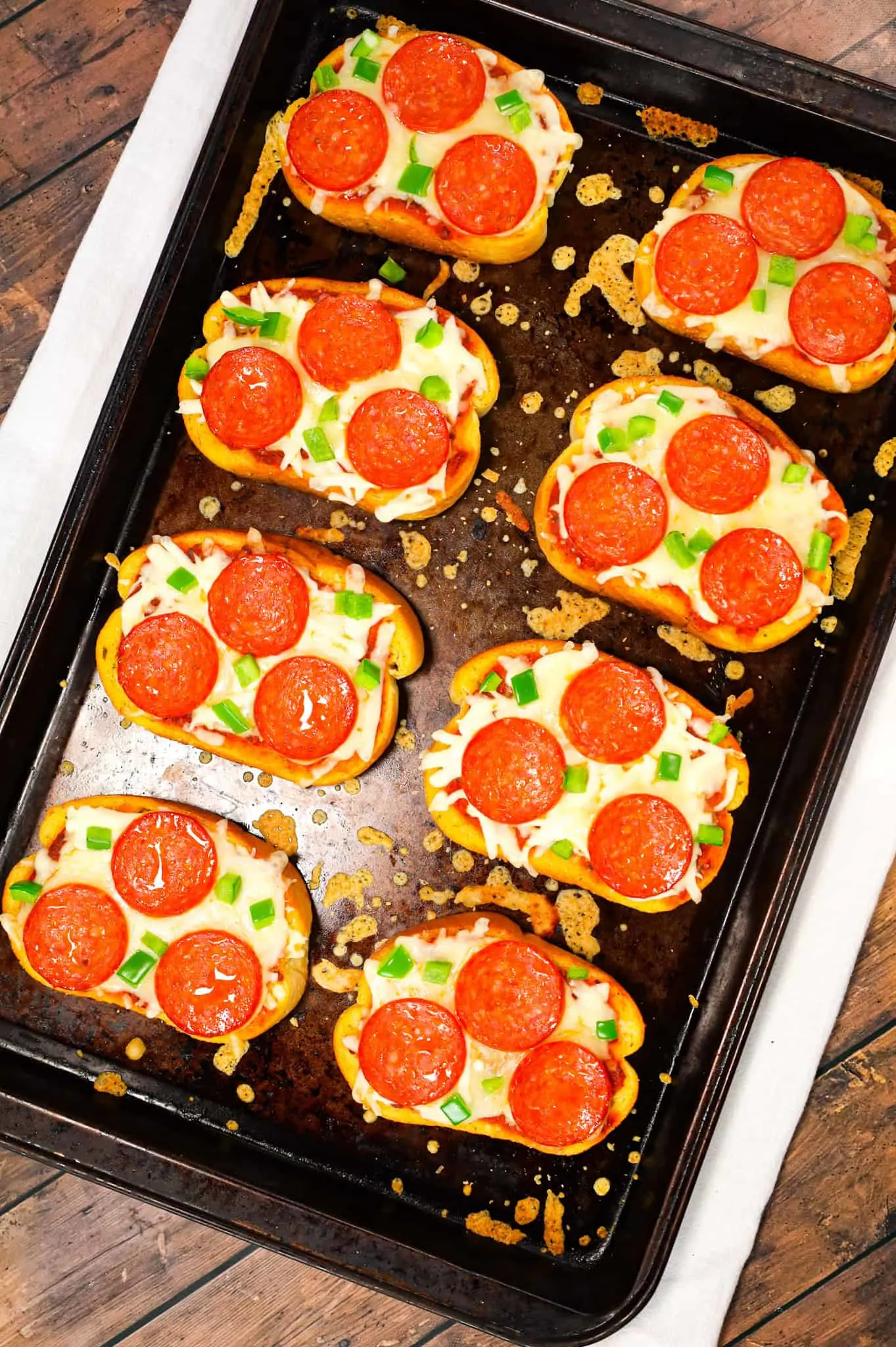 Texas Toast Pizza is an easy weeknight dinner recipe using frozen Texas toast garlic bread and topped with pizza sauce, shredded mozzarella cheese, pepperoni slices and green peppers.