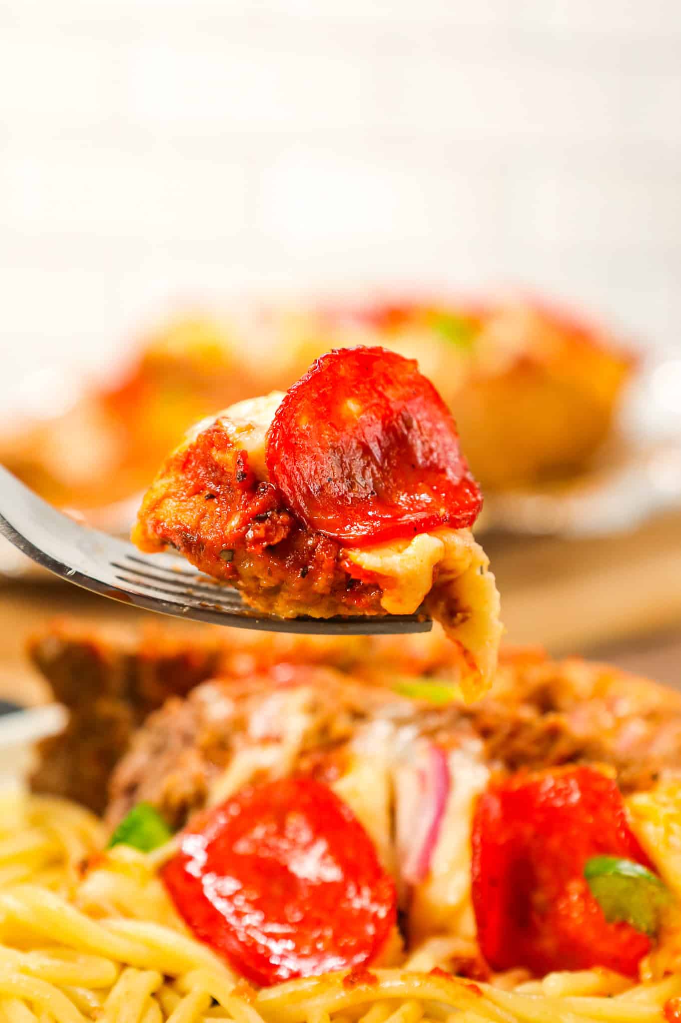 Pizza Meatloaf is a delicious ground beef meatloaf loaded with mozzarella cheese, pizza sauce, pepperoni slices, diced green peppers and red onions.