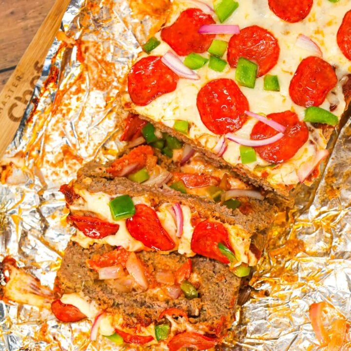 Pizza Meatloaf is a delicious ground beef meatloaf loaded with mozzarella cheese, pizza sauce, pepperoni slices, diced green peppers and red onions.