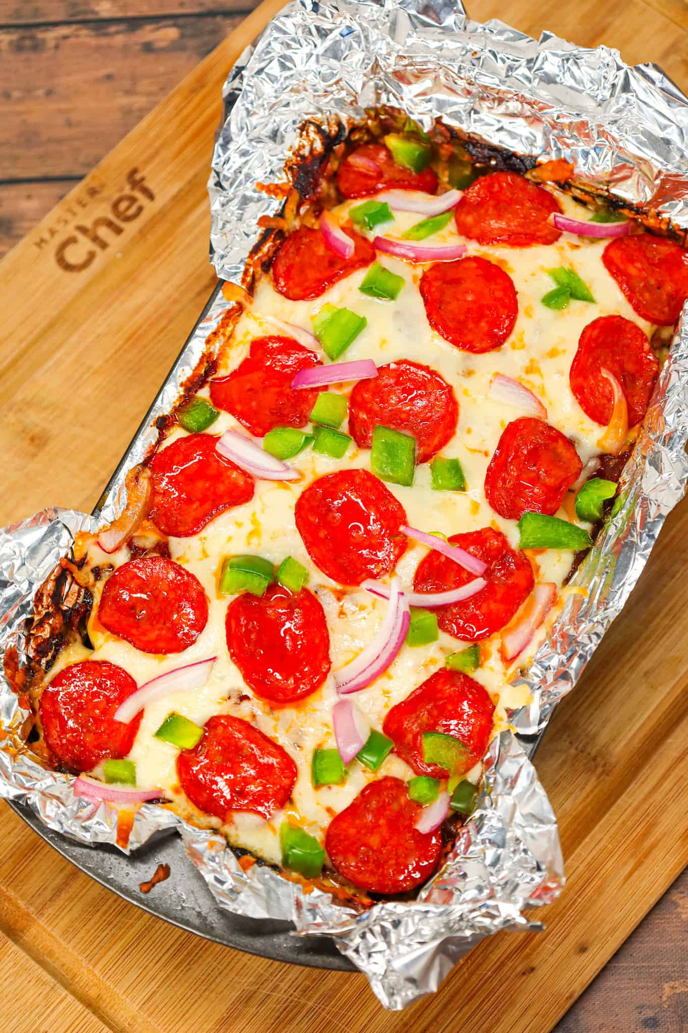 Pizza Meatloaf is a delicious ground beef meatloaf loaded with mozzarella cheese, pizza sauce, pepperoni slices, diced green peppers and red onions.