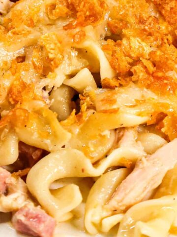 Chicken Cordon Bleu Casserole is an easy casserole recipe loaded with egg noodles, chopped  ham, shredded chicken, cream of chicken soup and topped with Swiss cheese and crumbled cornflakes.