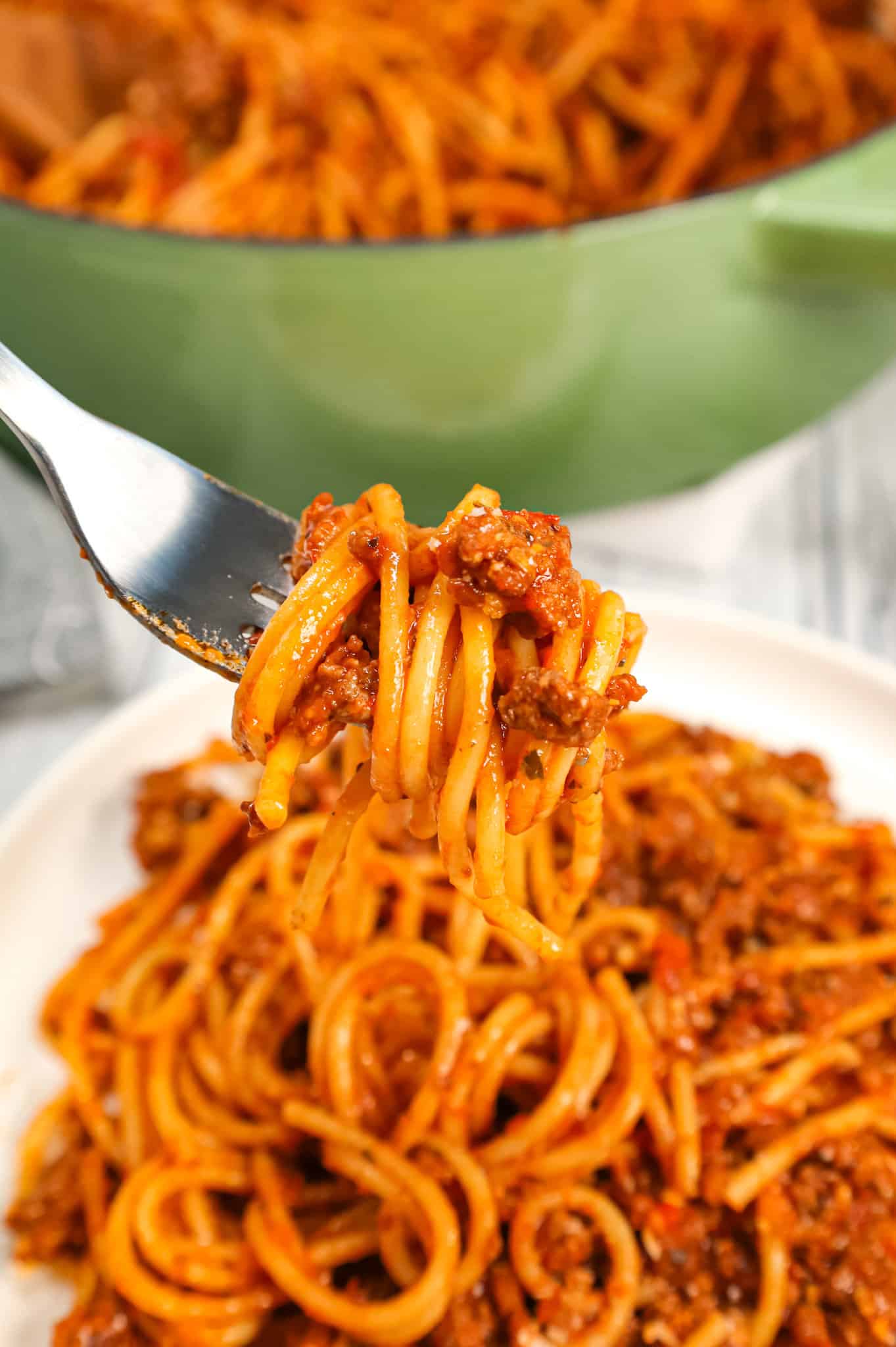 One Pot Spaghetti is an easy stove top dinner spaghetti recipe loaded with ground beef, marinara, Italian seasoning and parmesan cheese.