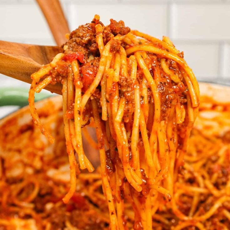 One Pot Spaghetti is an easy stove top dinner spaghetti recipe loaded with ground beef, marinara, Italian seasoning and parmesan cheese.