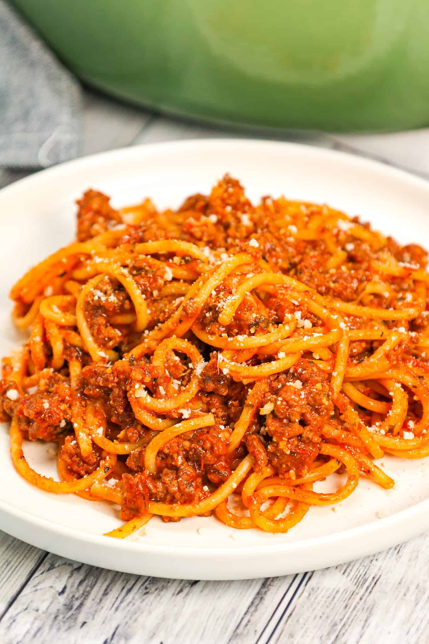 One Pot Spaghetti is an easy stove top dinner spaghetti recipe loaded with ground beef, marinara, Italian seasoning and parmesan cheese.