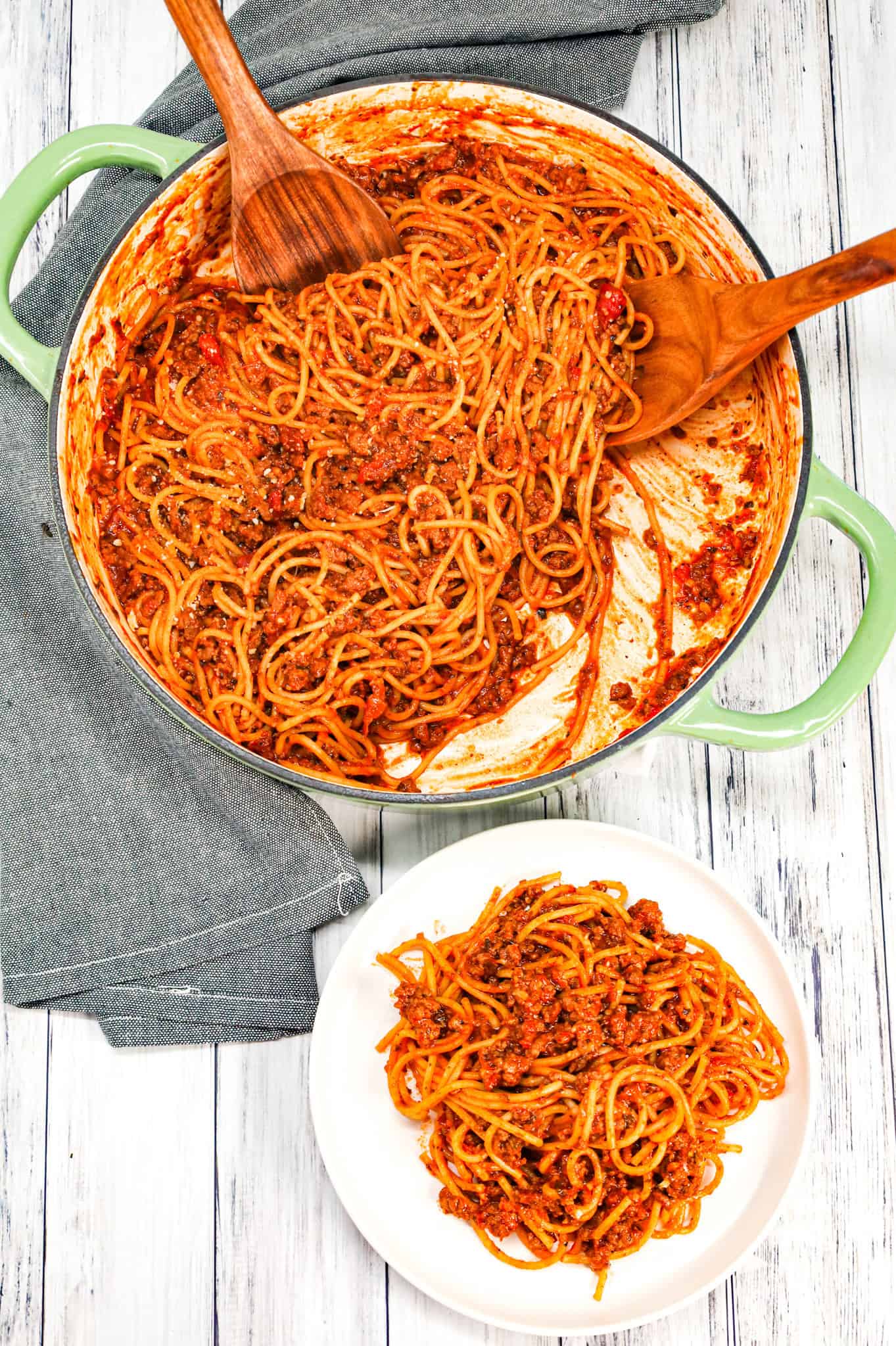 One Pot Spaghetti is an easy stove top dinner spaghetti recipe loaded with ground beef, marinara, Italian seasoning and parmesan cheese.