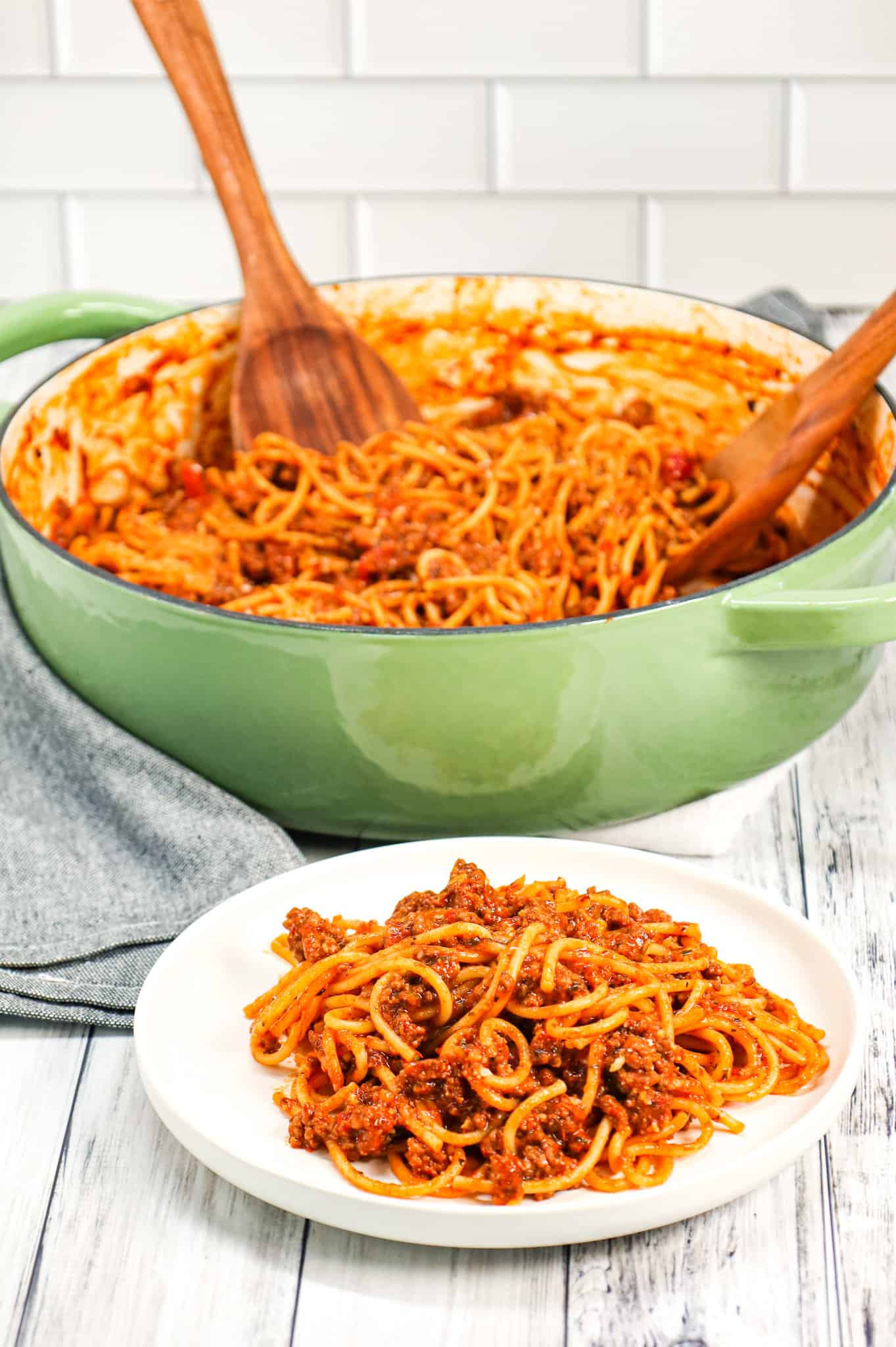 One Pot Spaghetti is an easy stove top dinner spaghetti recipe loaded with ground beef, marinara, Italian seasoning and parmesan cheese.