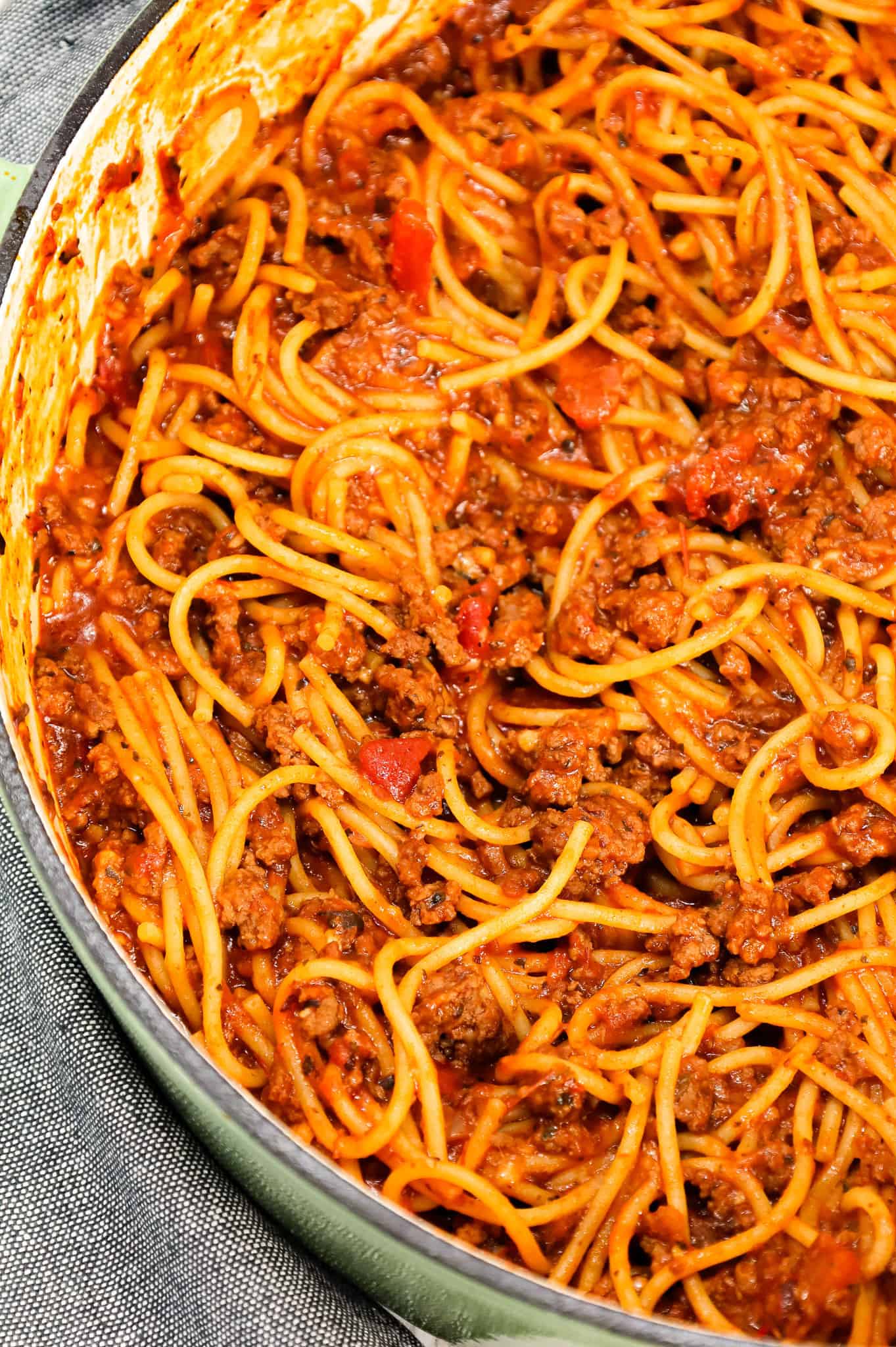 One Pot Spaghetti is an easy stove top dinner spaghetti recipe loaded with ground beef, marinara, Italian seasoning and parmesan cheese.
