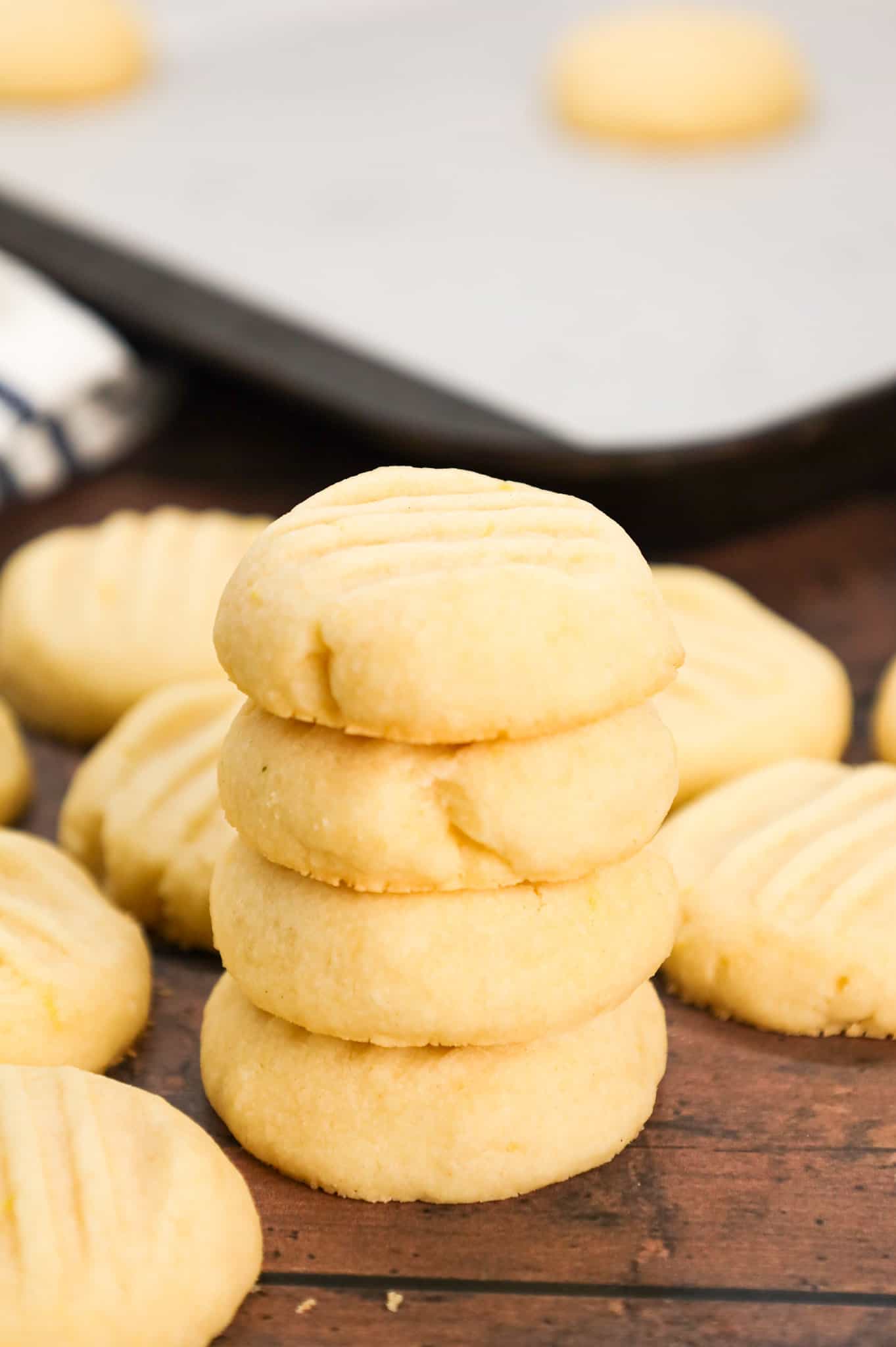 Lemon Shortbread Cookies are a delicious buttery cookie flavoured with lemon zest and lemon extract.