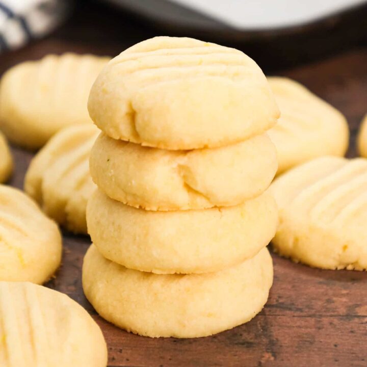 Lemon Shortbread Cookies are a delicious buttery cookie flavoured with lemon zest and lemon extract.