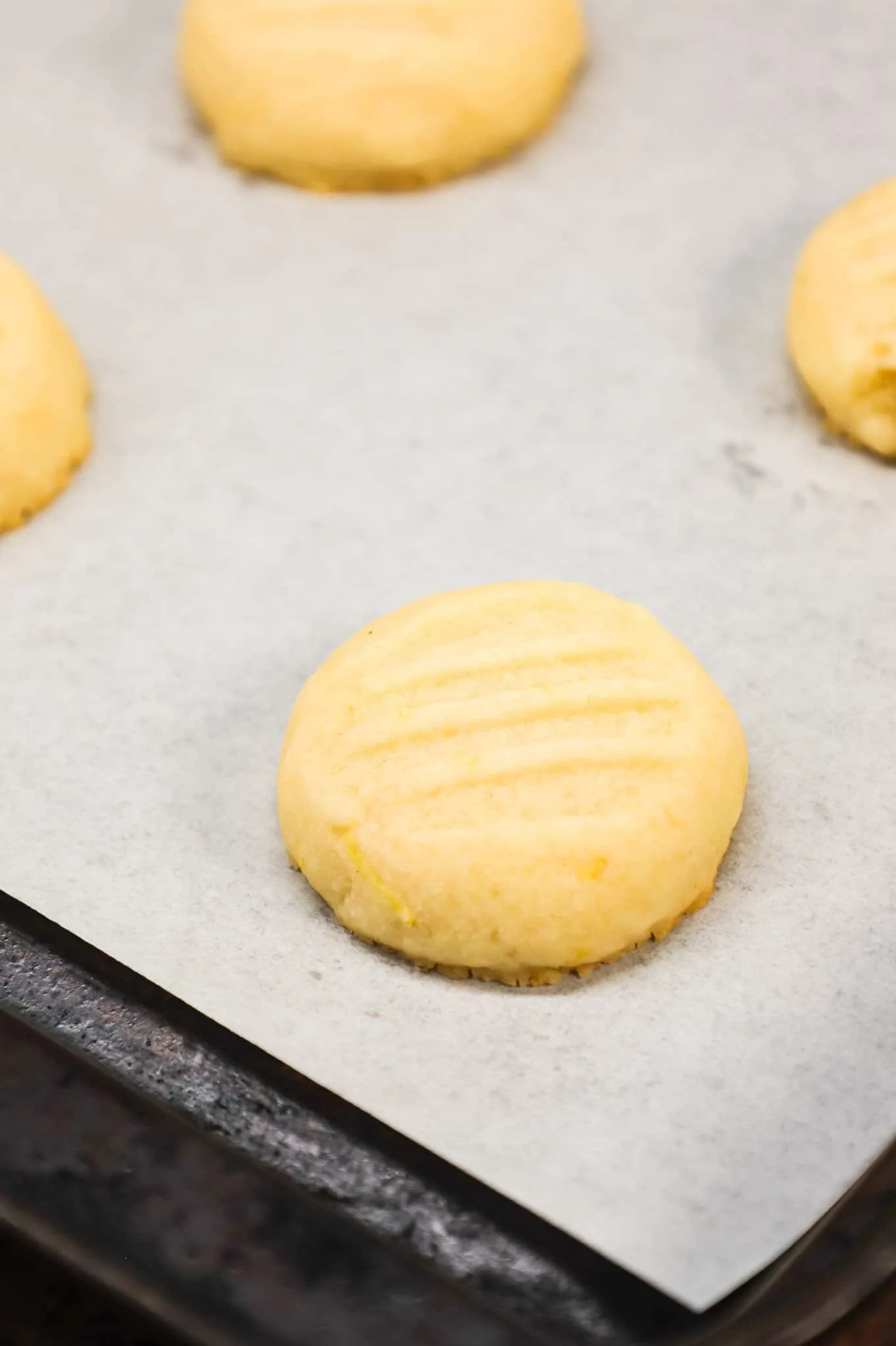 Lemon Shortbread Cookies are a delicious buttery cookie flavoured with lemon zest and lemon extract.