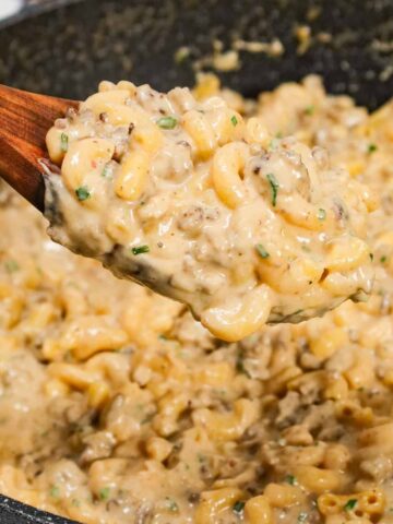 Hamburger Mac and Cheese is a creamy ground beef macaroni dish loaded with heavy cream, cheddar soup and shredded cheddar and mozzarella cheese.