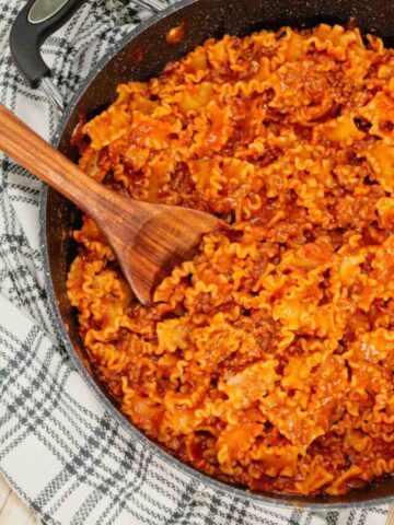 Hamburger Helper Lasagna is an easy ground beef dinner recipe using pasta that looks like mini lasagna noodles, tomato sauce, Italian seasoning, beef broth, shredded mozzarella and parmesan cheese.
