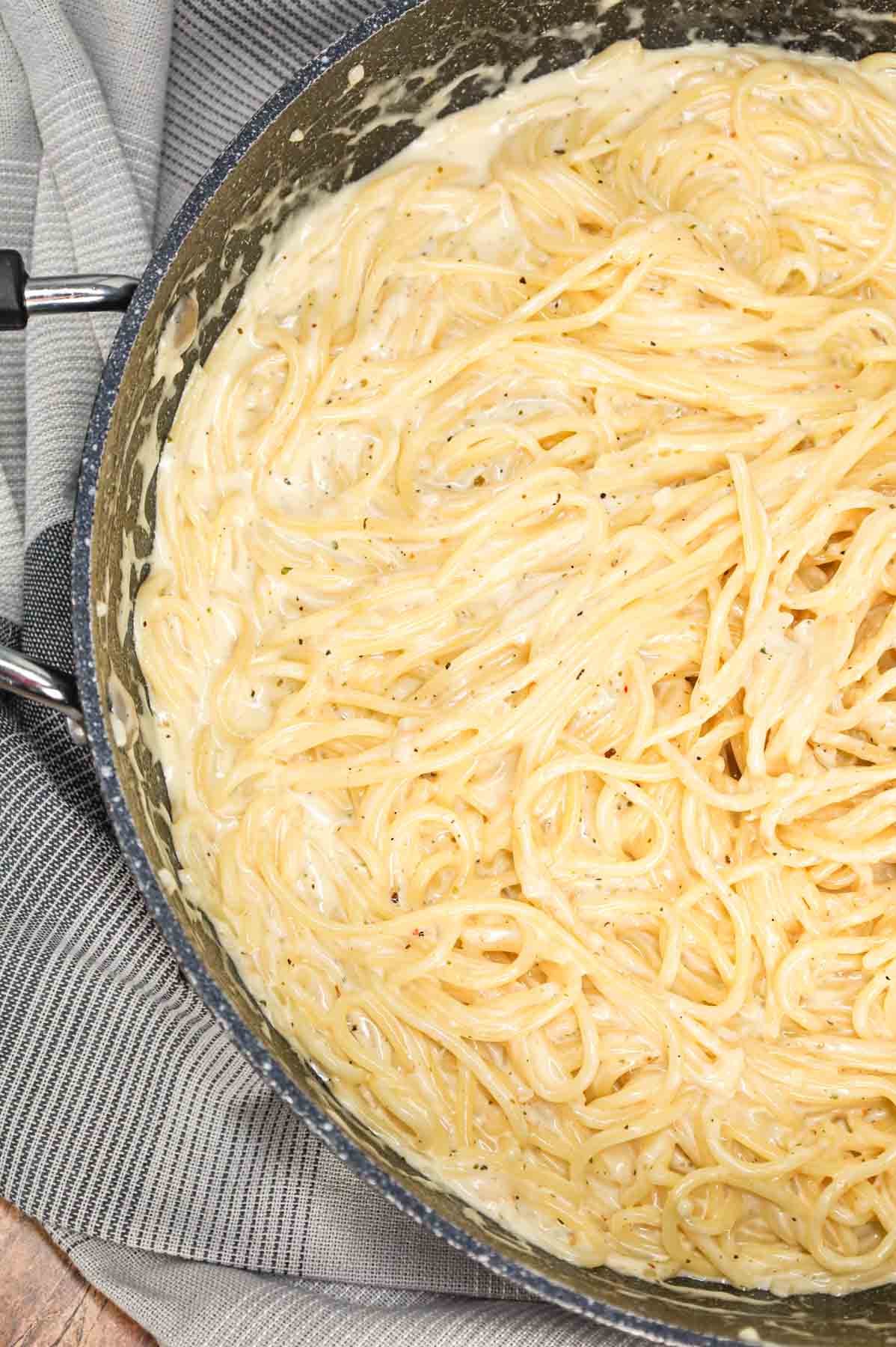 Spaghetti Alfredo is rich and creamy pasta recipe made with butter, minced garlic, heavy cream, Italian seasoning and shredded parmesan cheese.