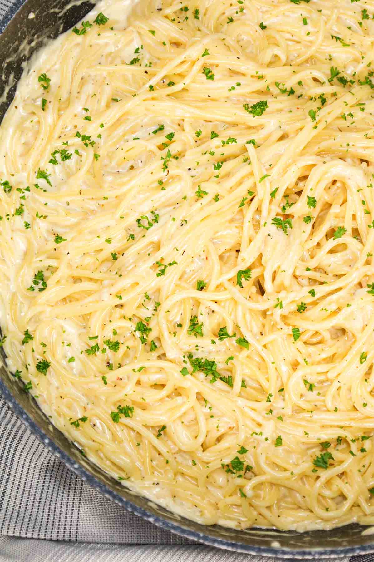 Spaghetti Alfredo is rich and creamy pasta recipe made with butter, minced garlic, heavy cream, Italian seasoning and shredded parmesan cheese.