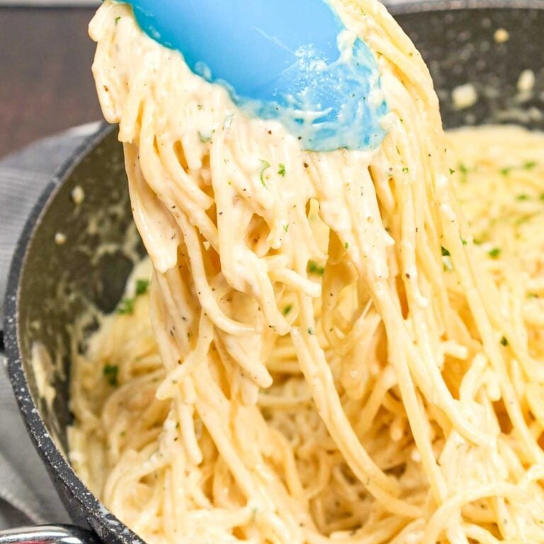 Spaghetti Alfredo is rich and creamy pasta recipe made with butter, minced garlic, heavy cream, Italian seasoning and shredded parmesan cheese.