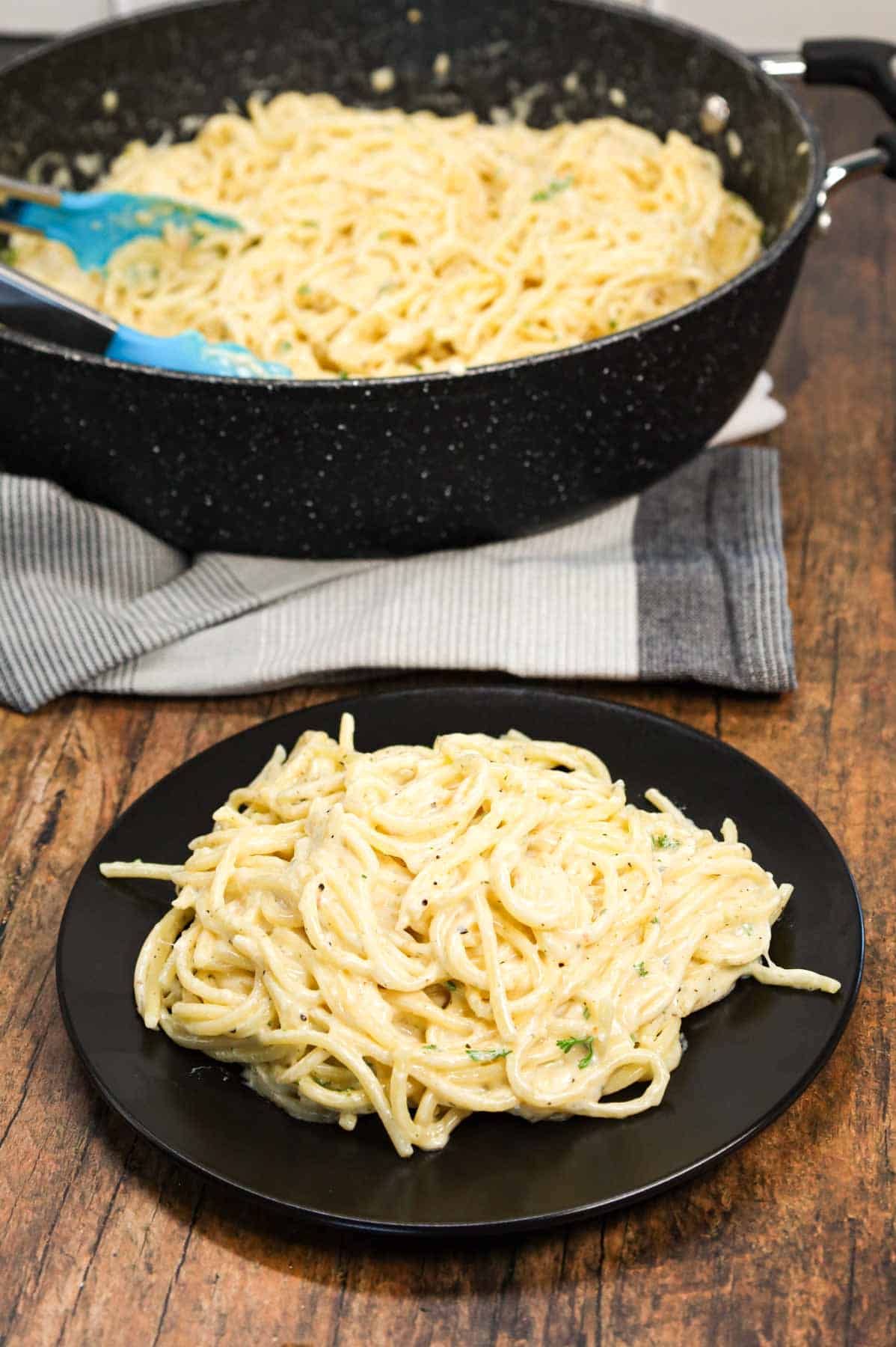 Spaghetti Alfredo is rich and creamy pasta recipe made with butter, minced garlic, heavy cream, Italian seasoning and shredded parmesan cheese.