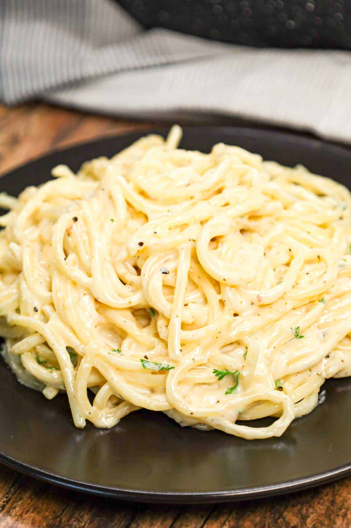 Spaghetti Alfredo is rich and creamy pasta recipe made with butter, minced garlic, heavy cream, Italian seasoning and shredded parmesan cheese.