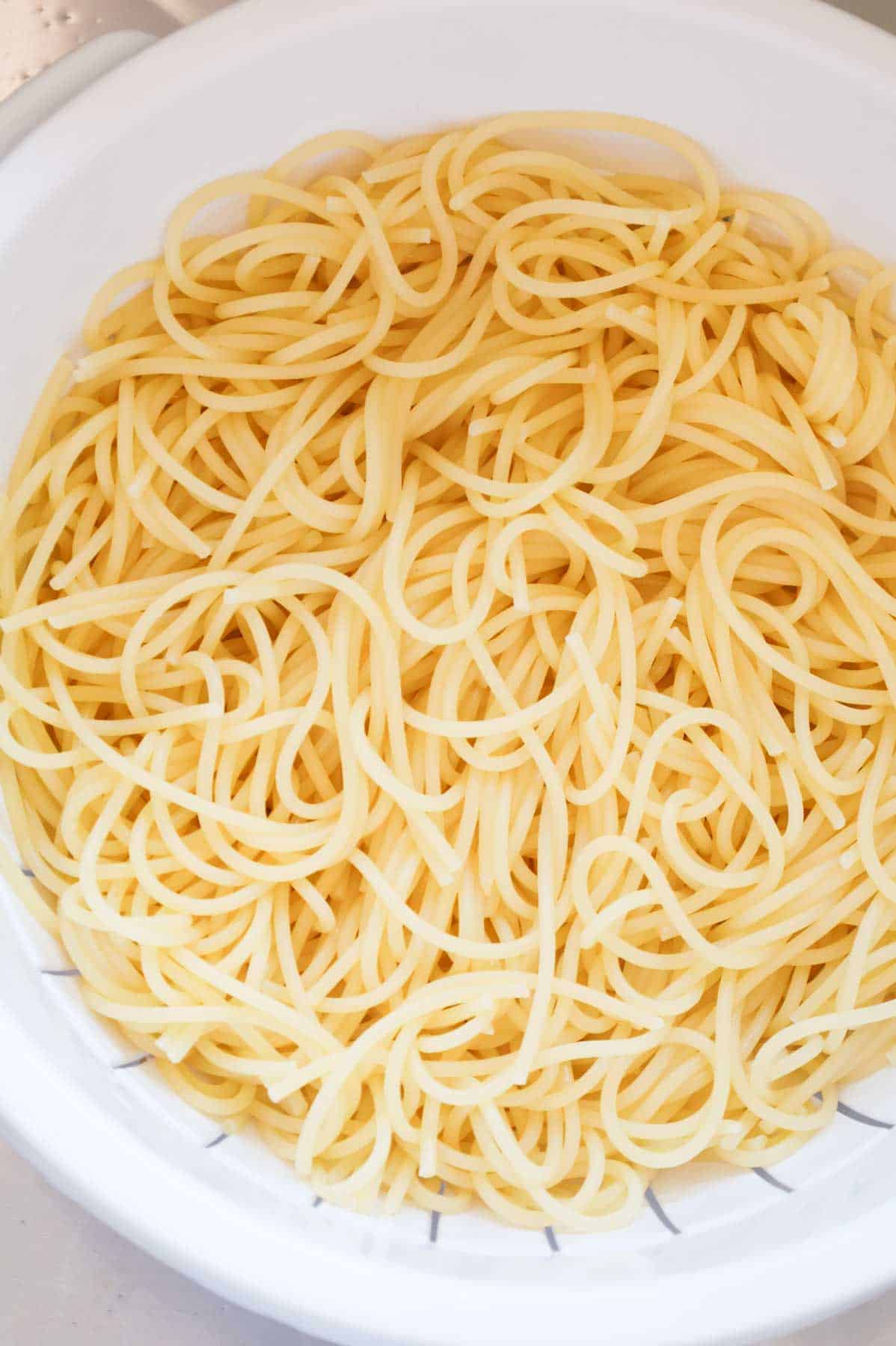 cooked spaghetti in a colander