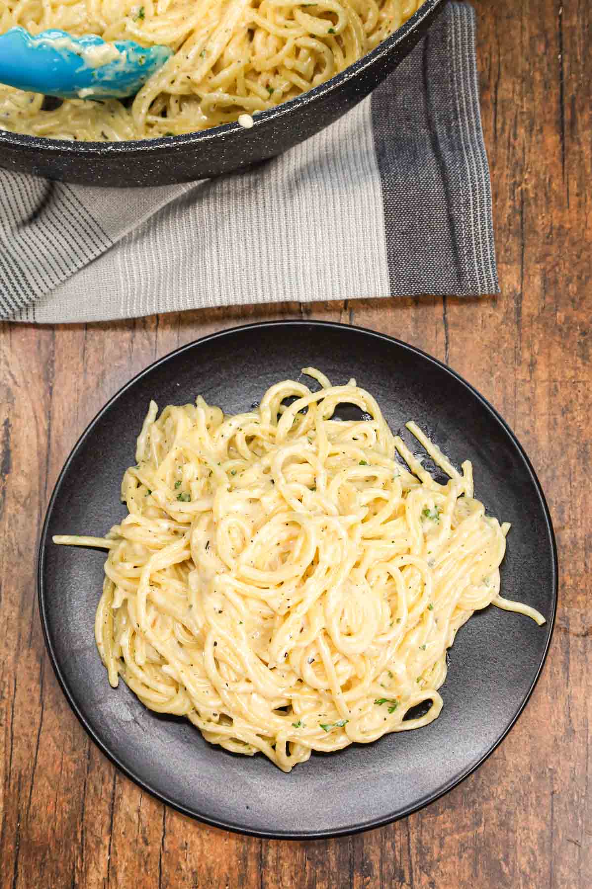 Spaghetti Alfredo is rich and creamy pasta recipe made with butter, minced garlic, heavy cream, Italian seasoning and shredded parmesan cheese.