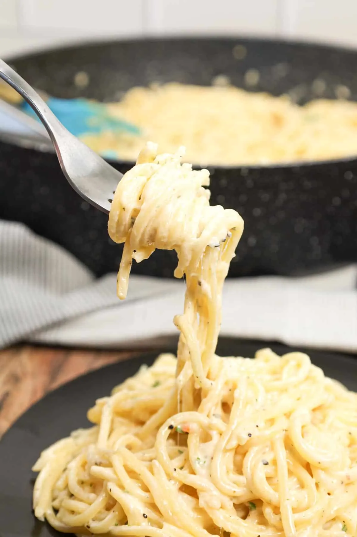Spaghetti Alfredo is rich and creamy pasta recipe made with butter, minced garlic, heavy cream, Italian seasoning and shredded parmesan cheese.