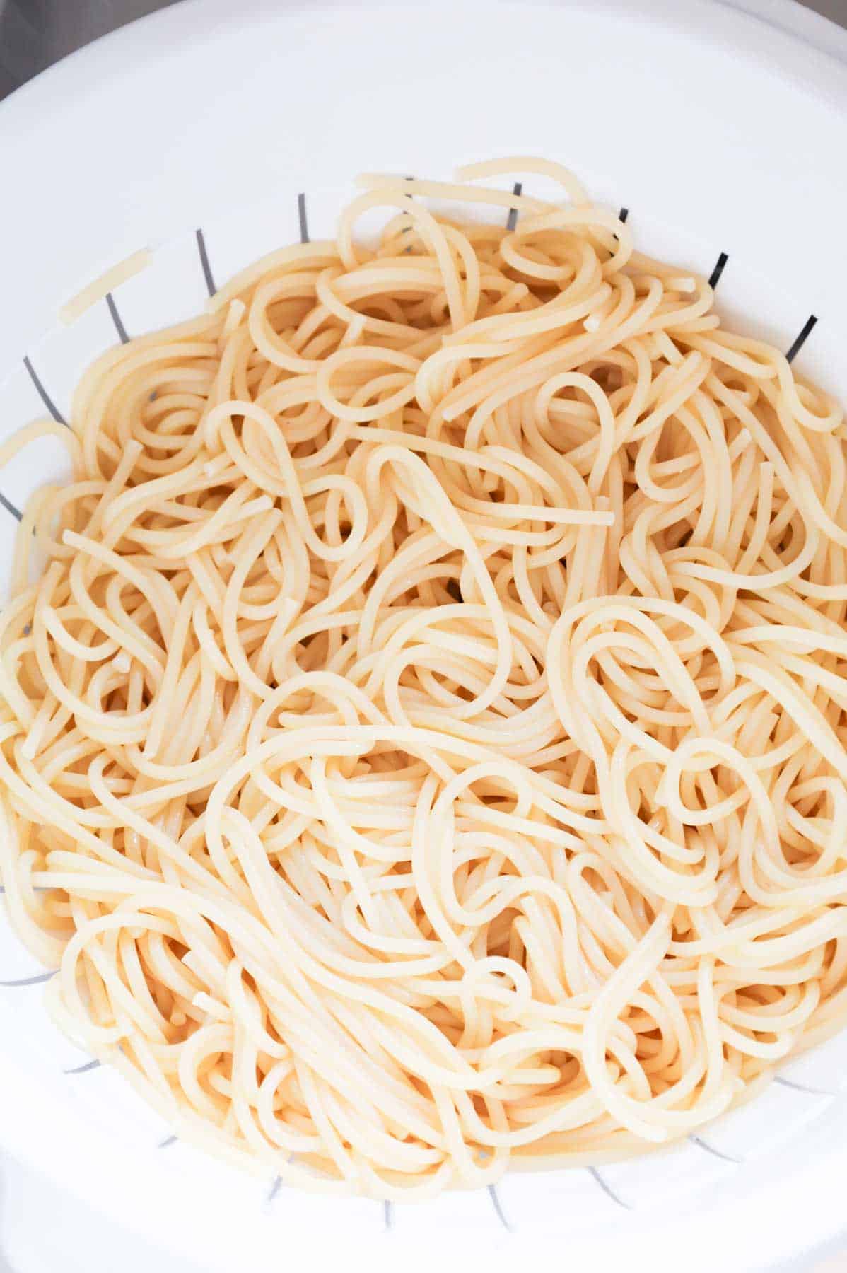 cooked spaghetti noodles in a colander
