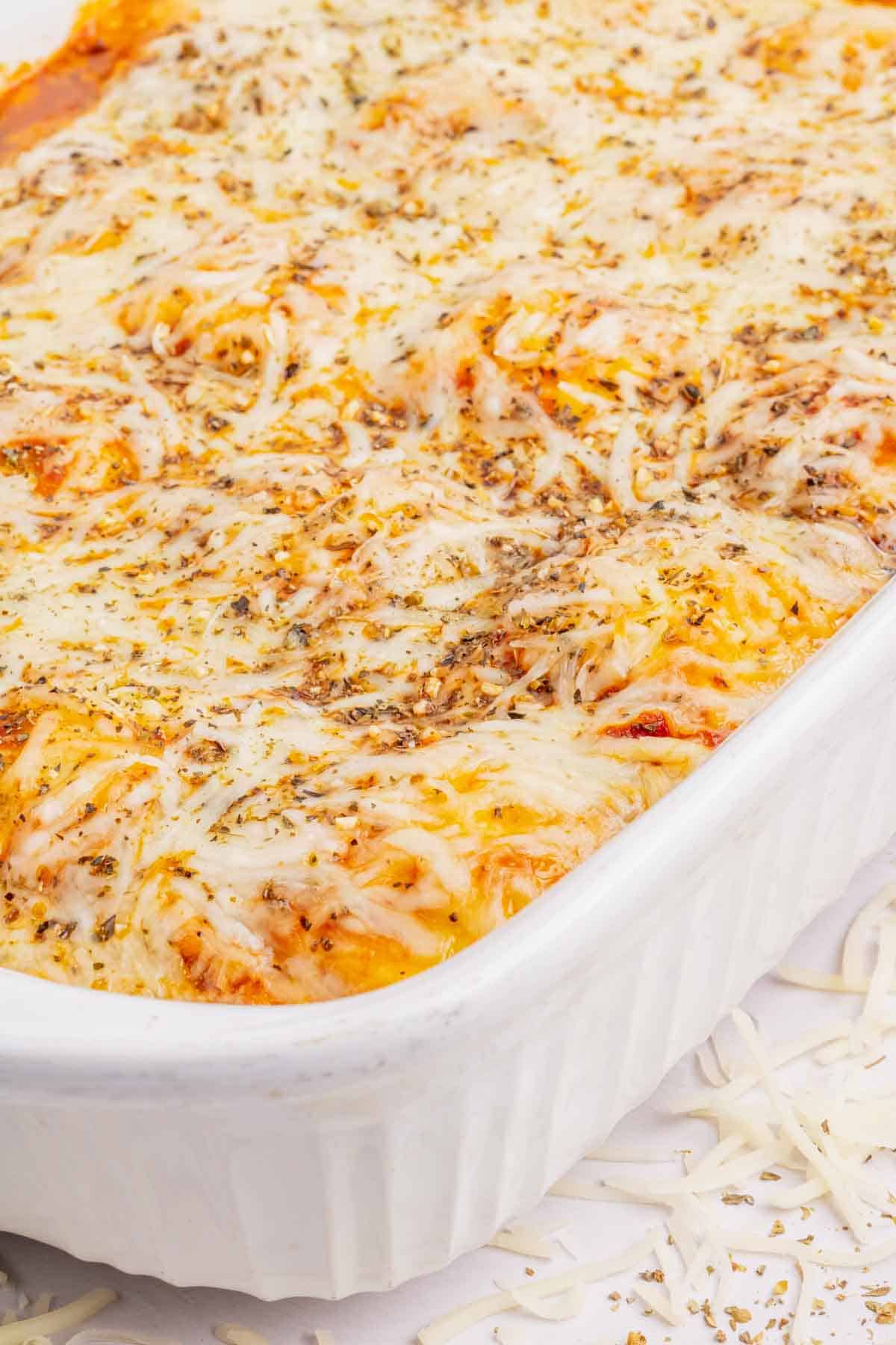 Lazy Lasagna with Ravioli is a hearty and delicious baked pasta recipe made with frozen cheese ravioli, ground beef, marinara and loaded with mozzarella cheese.