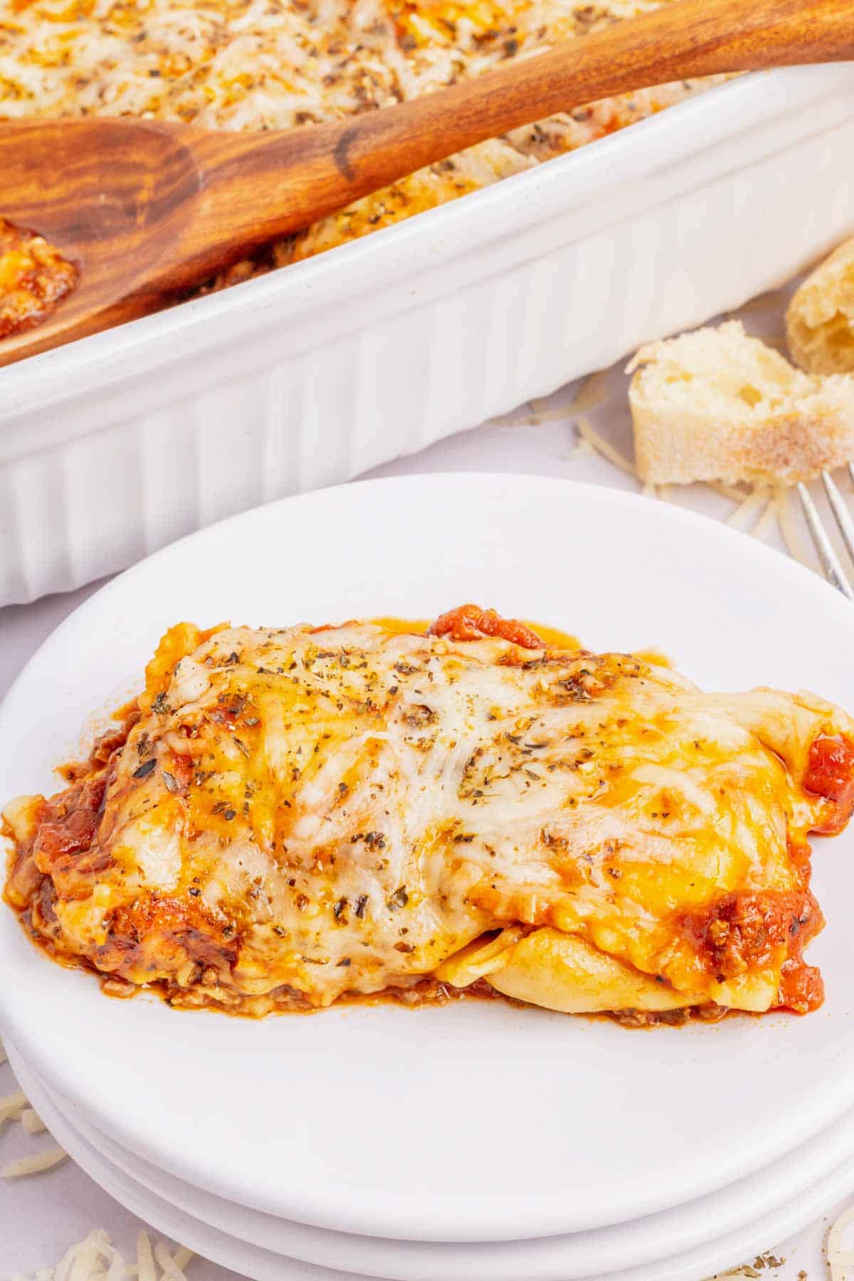 Lazy Lasagna with Ravioli is a hearty and delicious baked pasta recipe made with frozen cheese ravioli, ground beef, marinara and loaded with mozzarella cheese.