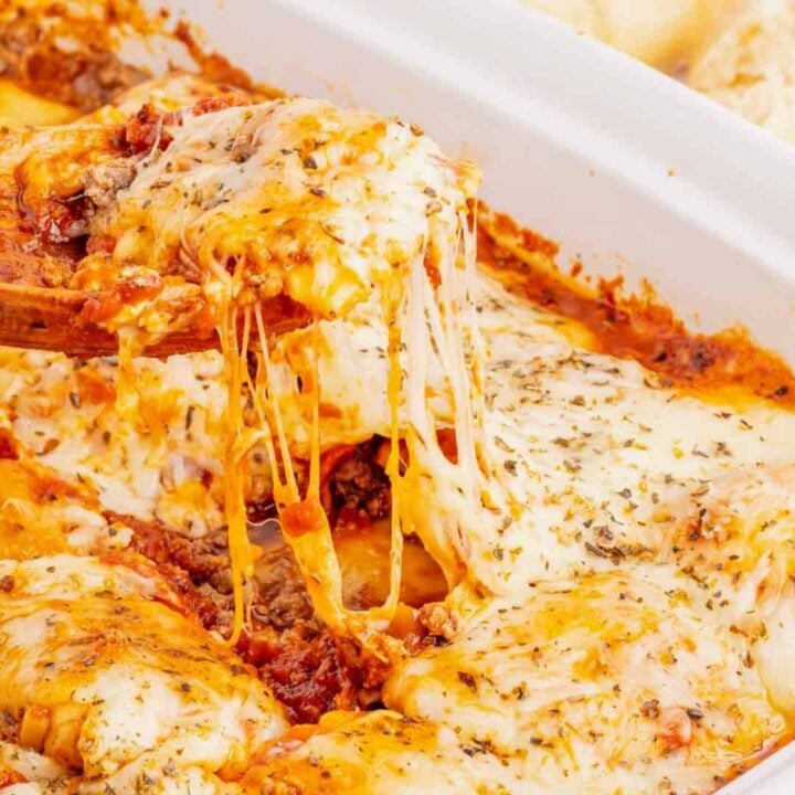 Lazy Lasagna with Ravioli is a hearty and delicious baked pasta recipe made with frozen cheese ravioli, ground beef, marinara and loaded with mozzarella cheese.