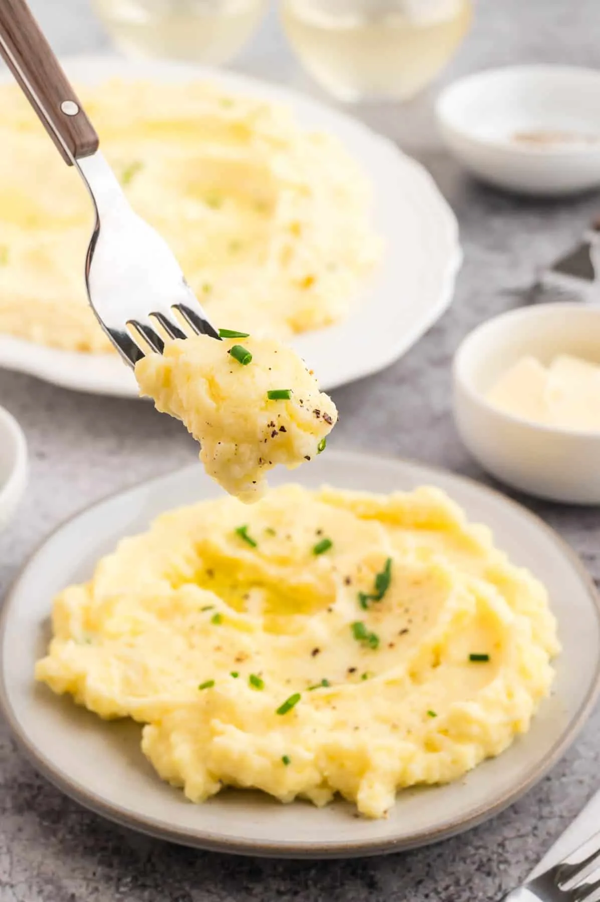 Sour Cream and Chive Mashed Potatoes are rich and creamy mashed potatoes loaded with sour cream, butter, milk and chopped chives.