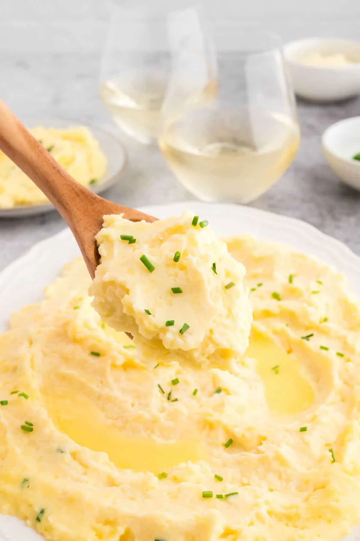 Sour Cream and Chive Mashed Potatoes are rich and creamy mashed potatoes loaded with sour cream, butter, milk and chopped chives.