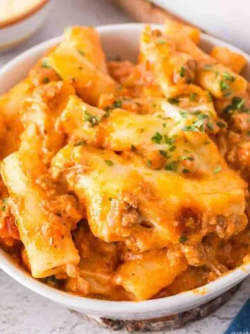 Baked Ziti with Ground Beef is a hearty baked pasta recipe loaded with ground beef, marinara sauce, sour cream, heavy cream, provolone and mozzarella cheese.