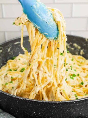 Chicken Alfredo Linguine is a delicious pasta recipe with a creamy garlic parmesan sauce and loaded with shredded rotisserie chicken.