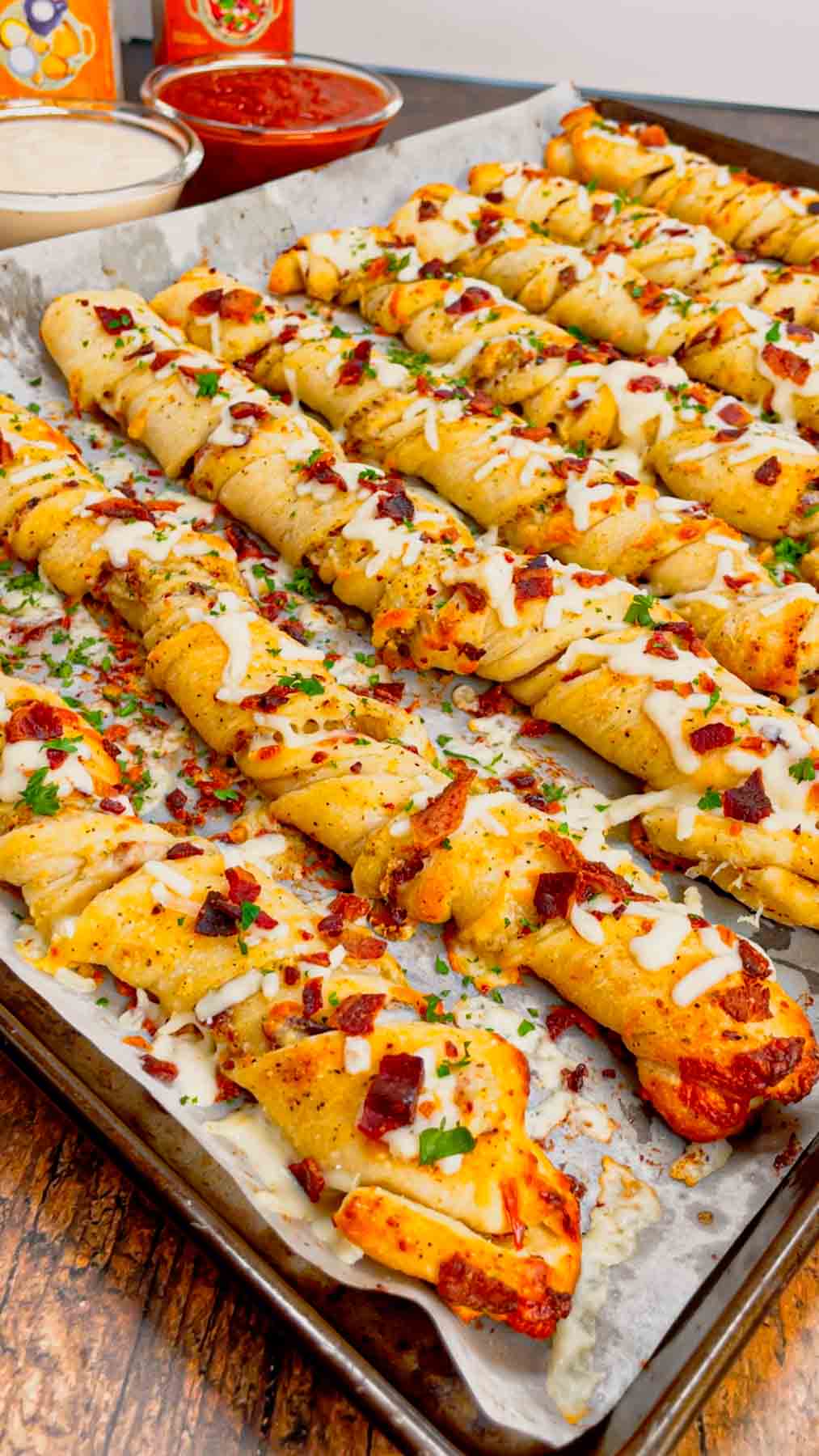 Alfredo Bacon Pizza Twists are a fun weeknight dinner or party snack. These tasty twists are made with Pillsbury pizza dough and loaded with mozzarella, parmesan, bacon, garlic butter and alfredo sauce.