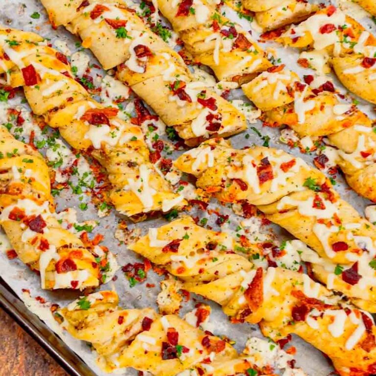 Alfredo Bacon Pizza Twists are a fun weeknight dinner or party snack. These tasty twists are made with Pillsbury pizza dough and loaded with mozzarella, parmesan, bacon, garlic butter and alfredo sauce.