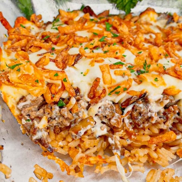 French Onion Ground Beef and Rice Casserole is a hearty dish loaded with instant rice, ground beef, diced onions, onion soup mix, beef broth, sour cream, mozzarella cheese and crispy fried onions.