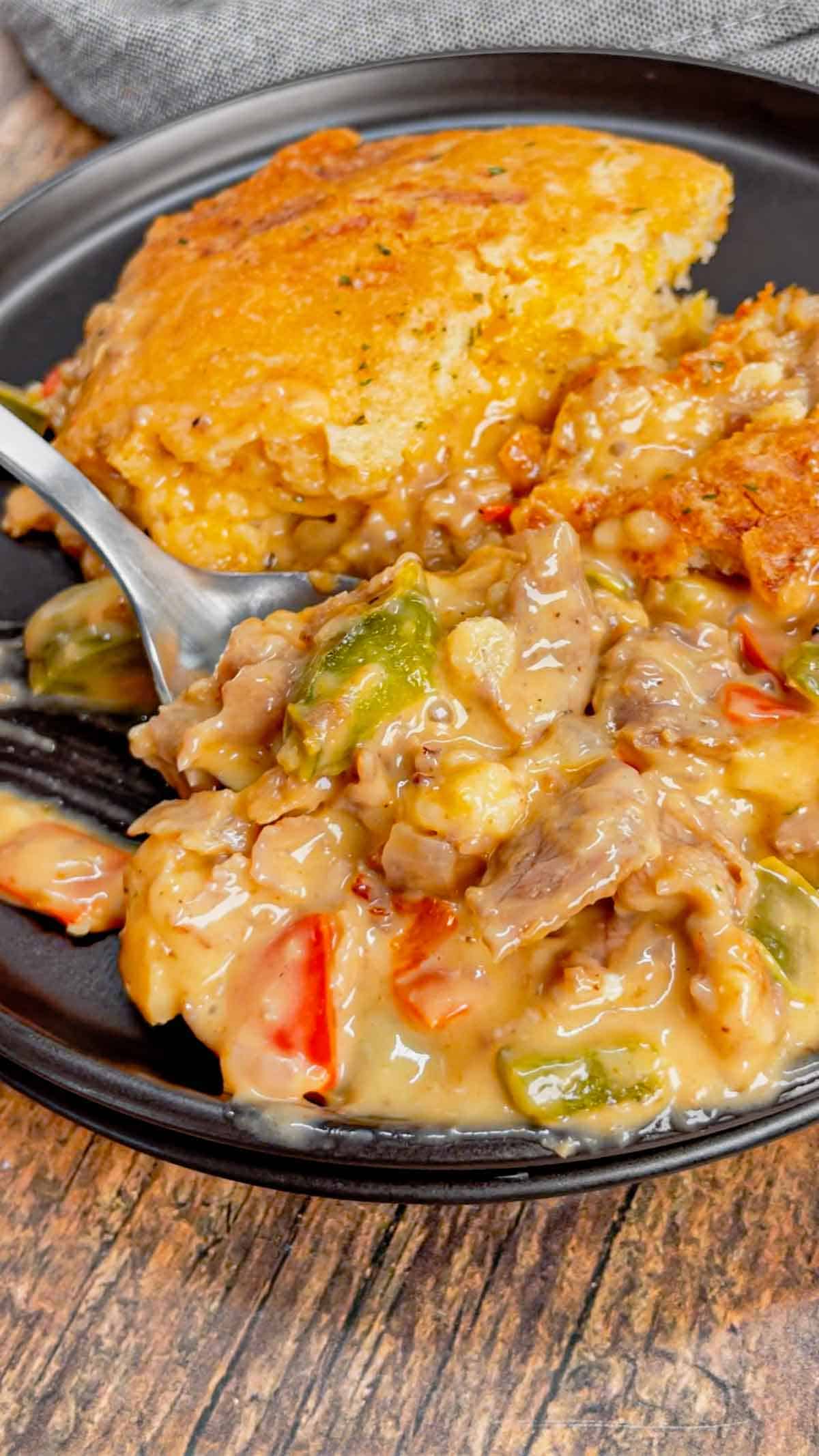 Cheddar Bay Philly Cheese Steak Cobbler is a hearty dish loaded with deli roast beef, red onions, red and green bell peppers, cheddar soup and shredded cheddar cheese all topped with a layer of Red Lobster Cheddar Bay Biscuits. This easy casserole recipe is the perfect family friendly dinner recipe.