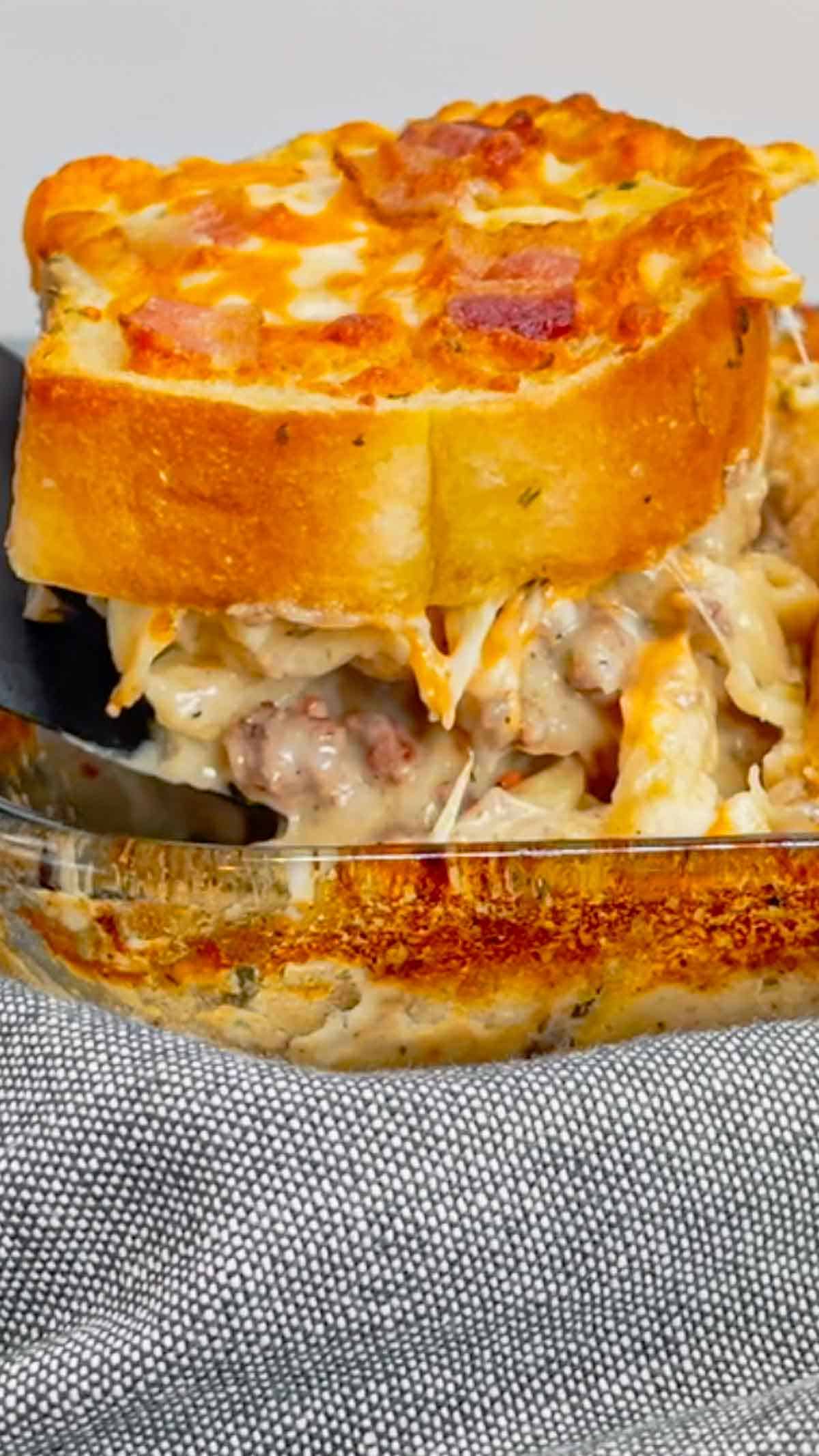 Dump and Bake Ground Beef Alfredo is an easy one pan dinner recipe perfect for weeknights. This creamy pasta recipe is made with store bought alfredo sauce, chicken broth, mini penne noodles, cream of bacon soup, ground beef, mozzarella and cheddar cheese, Texas toast garlic bread and bacon.