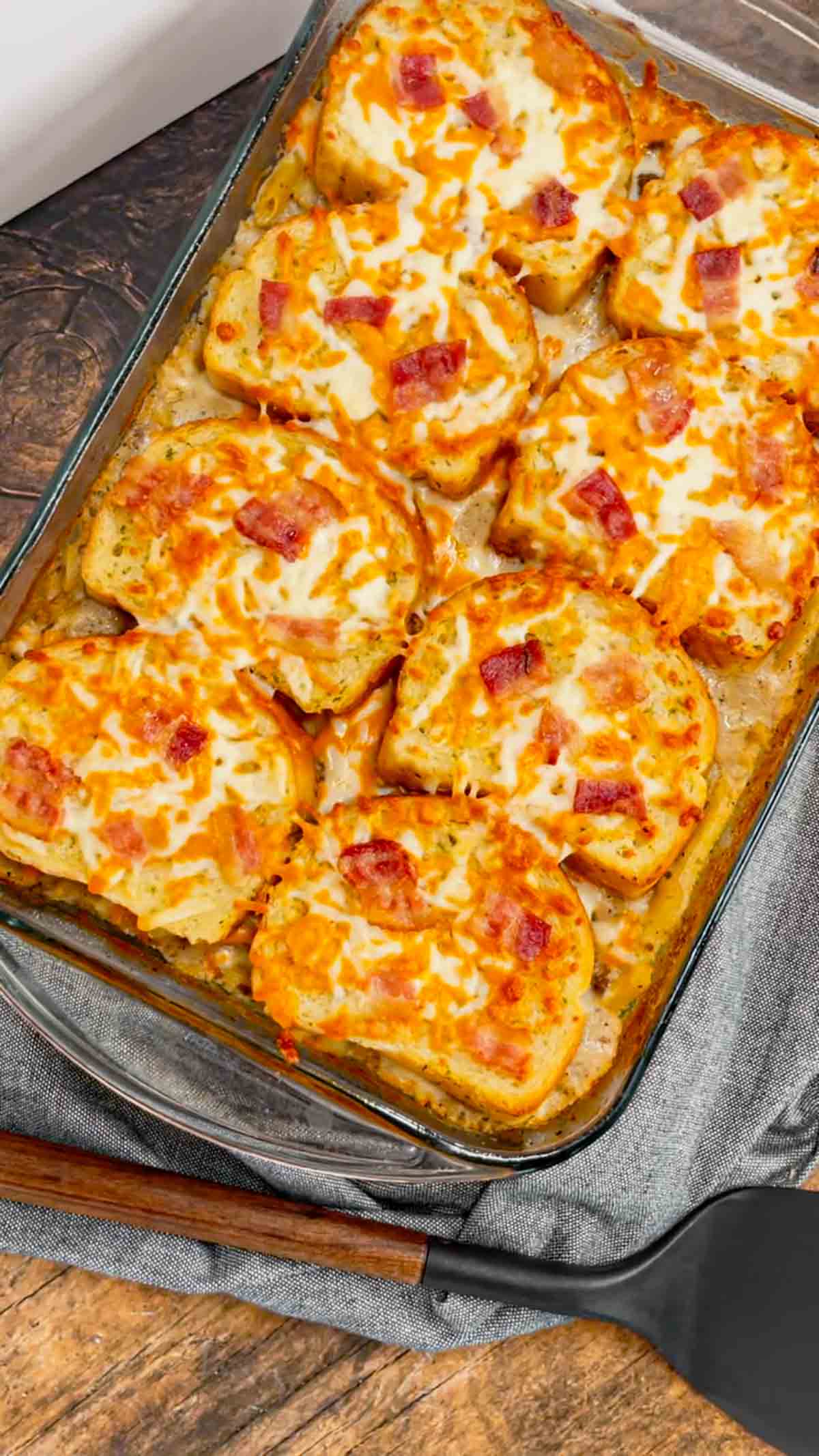 Dump and Bake Ground Beef Alfredo is an easy one pan dinner recipe perfect for weeknights. This creamy pasta recipe is made with store bought alfredo sauce, chicken broth, mini penne noodles, cream of bacon soup, ground beef, mozzarella and cheddar cheese, Texas toast garlic bread and bacon.