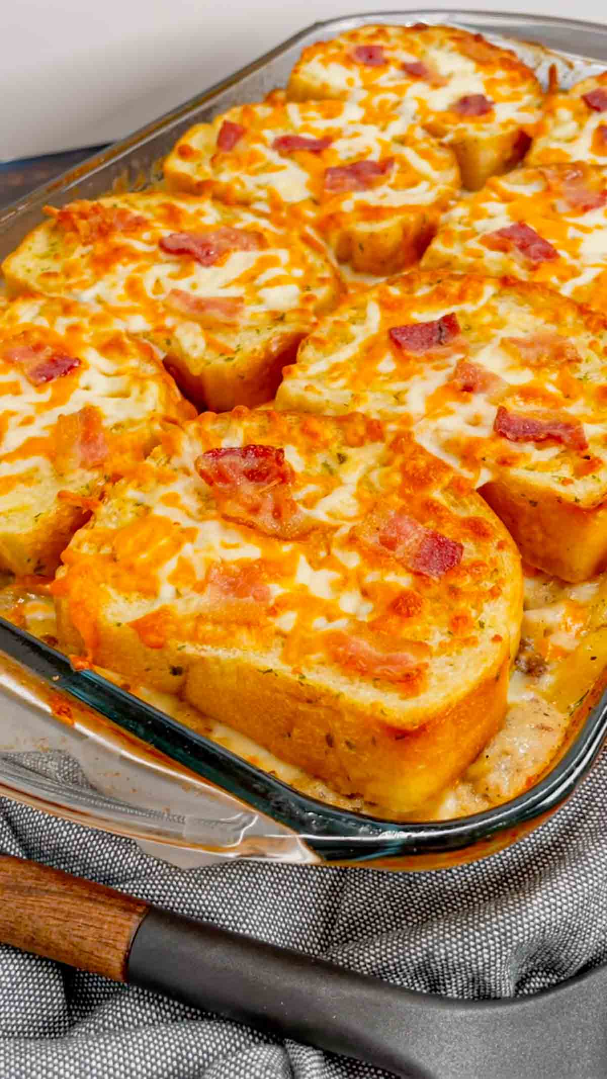Dump and Bake Ground Beef Alfredo is an easy one pan dinner recipe perfect for weeknights. This creamy pasta recipe is made with store bought alfredo sauce, chicken broth, mini penne noodles, cream of bacon soup, ground beef, mozzarella and cheddar cheese, Texas toast garlic bread and bacon.