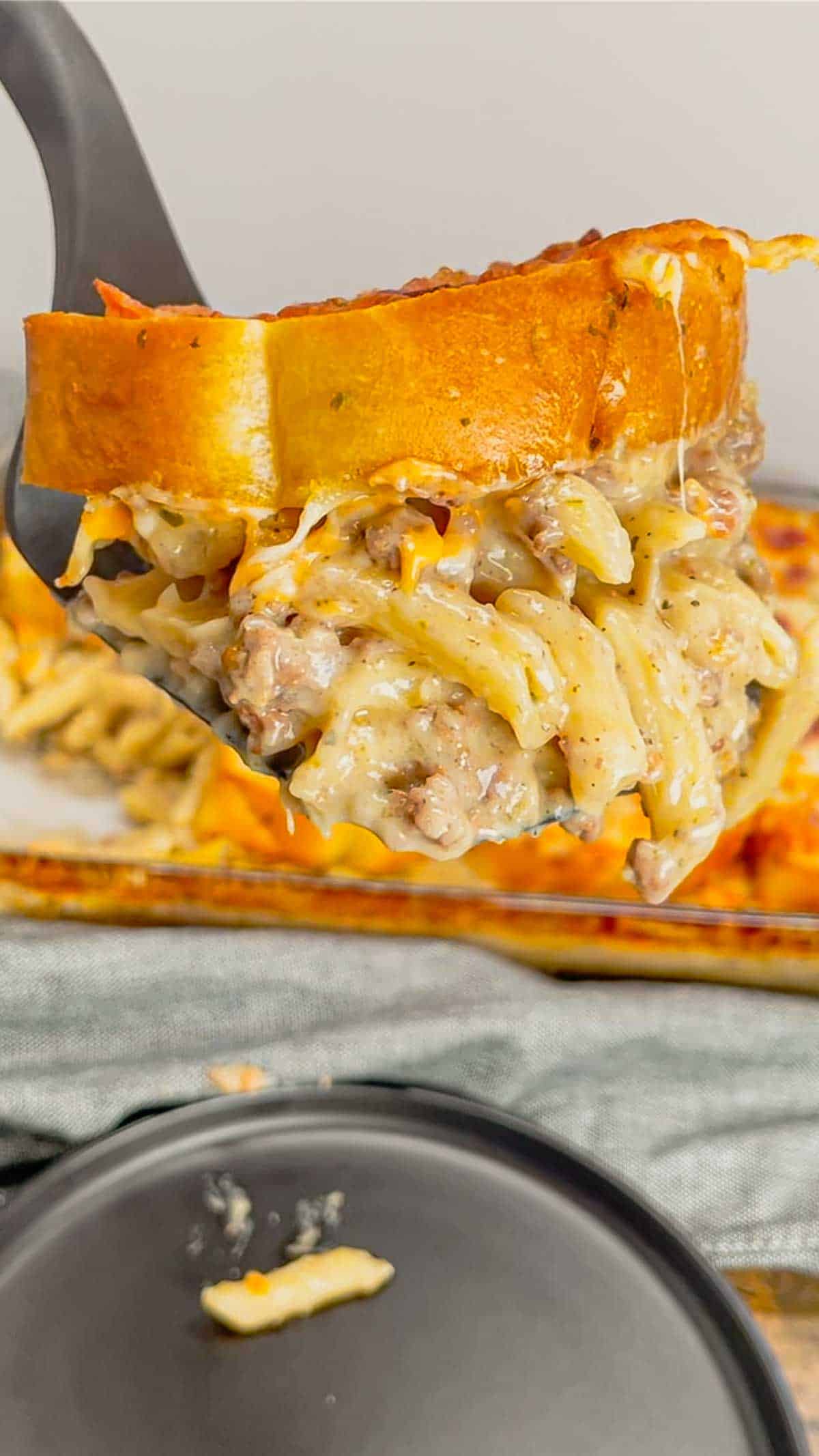 Dump and Bake Ground Beef Alfredo is an easy one pan dinner recipe perfect for weeknights. This creamy pasta recipe is made with store bought alfredo sauce, chicken broth, mini penne noodles, cream of bacon soup, ground beef, mozzarella and cheddar cheese, Texas toast garlic bread and bacon.
